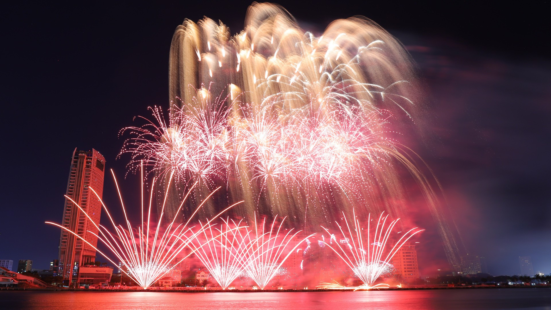 Para su estreno en el DIFF, el equipo Liuyang Jingduan New-art Display de China diseña un espectáculo titulado “Canción de verano”. Para su estreno en el DIFF, el equipo Liuyang Jingduan New-art Display de China diseña un espectáculo titulado “Canción de verano”.