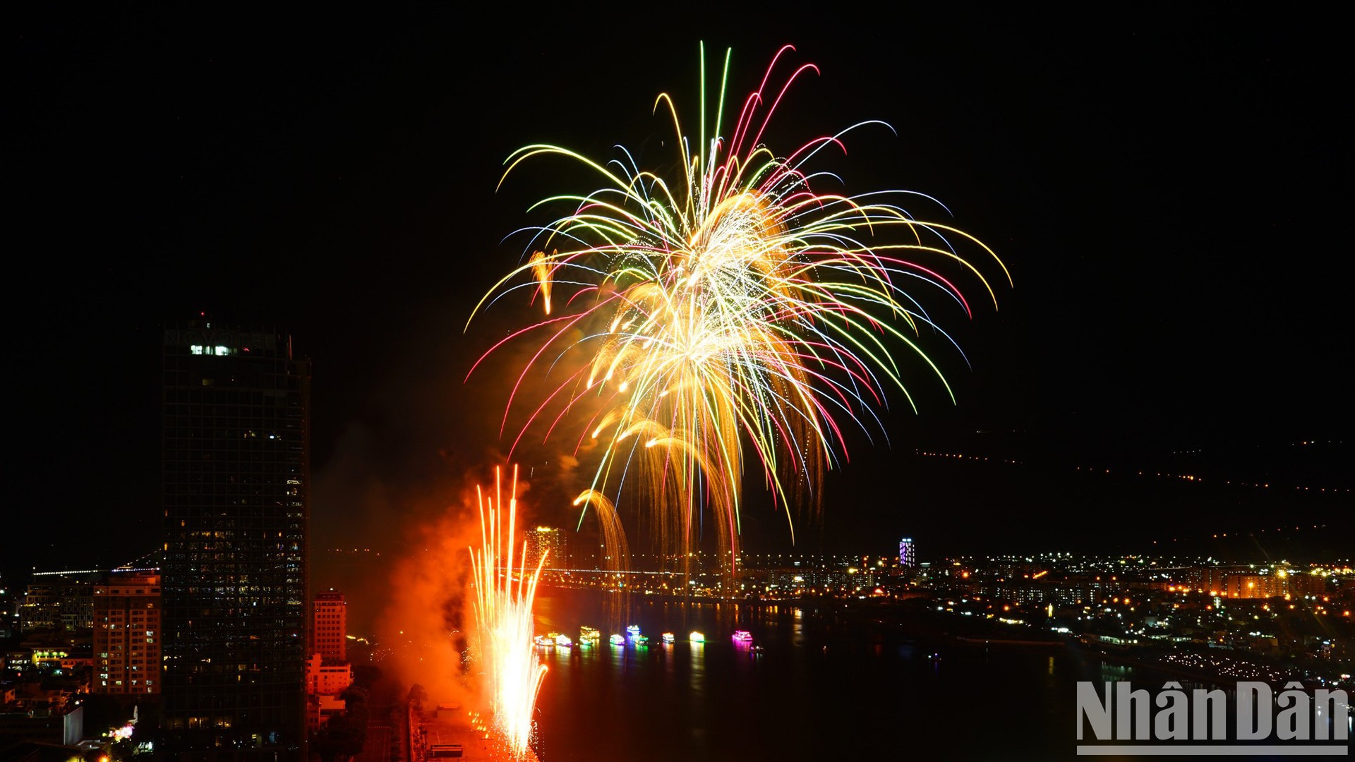 El “cuento” de los chinos se narra de manera sumamente innovadora con materiales de iluminación inspirados en el arte de bordado a mano tradicional, tejiendo colores mágicos sobre el firmamento de Da Nang. El “cuento” de los chinos se narra de manera sumamente innovadora con materiales de iluminación inspirados en el arte de bordado a mano tradicional, tejiendo colores mágicos sobre el firmamento de Da Nang.
