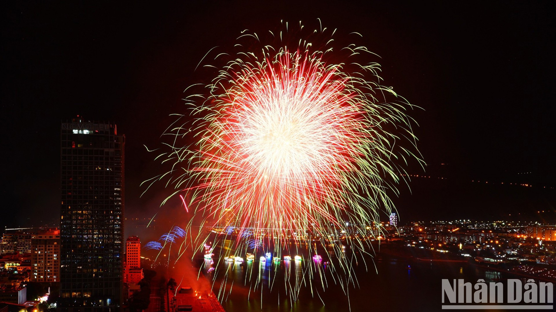 La inspiración del espectáculo viene del arte del bordado a mano tradicional. La inspiración del espectáculo viene del arte del bordado a mano tradicional.