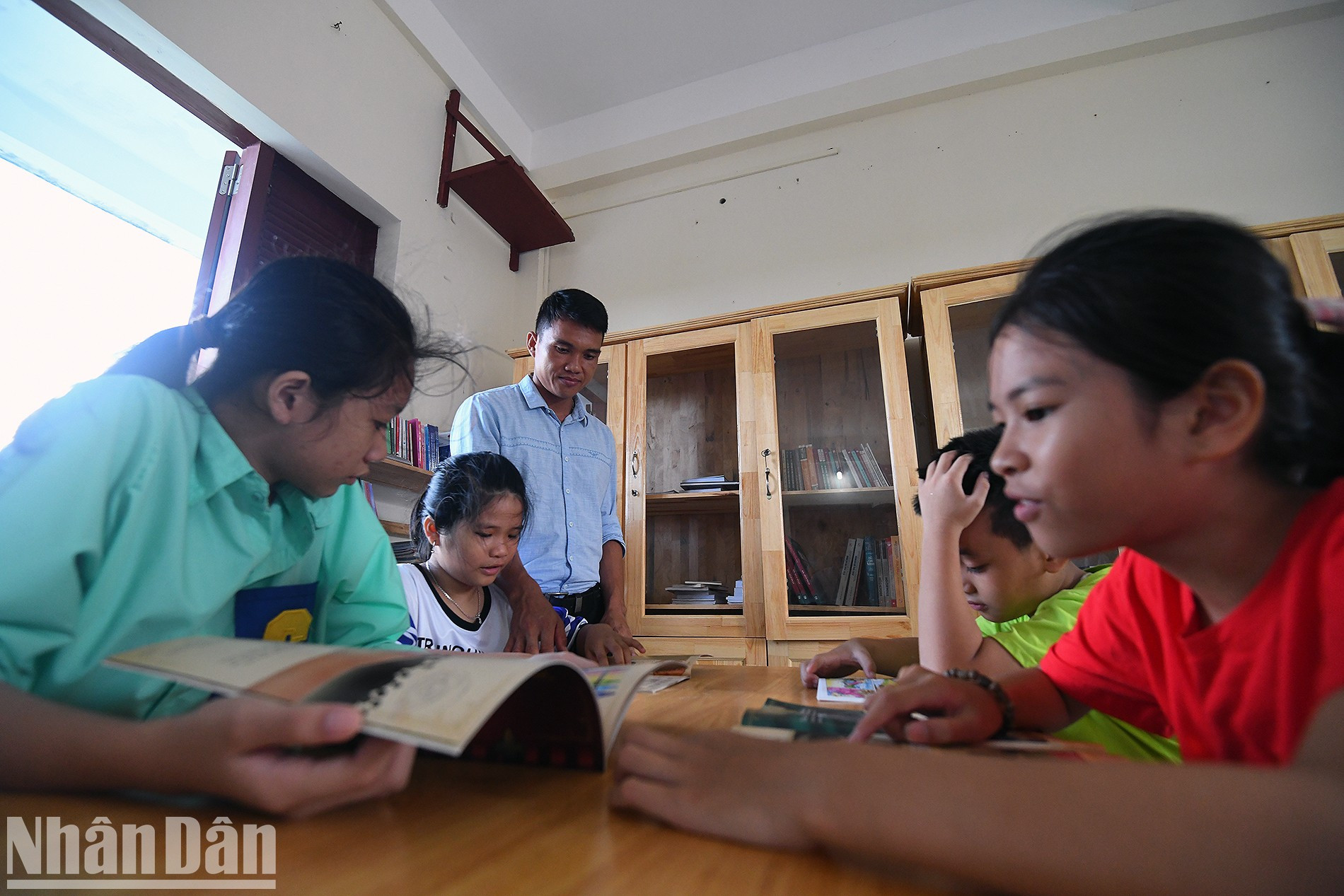 Alumnos locales en una sesión de lectura en la biblioteca.