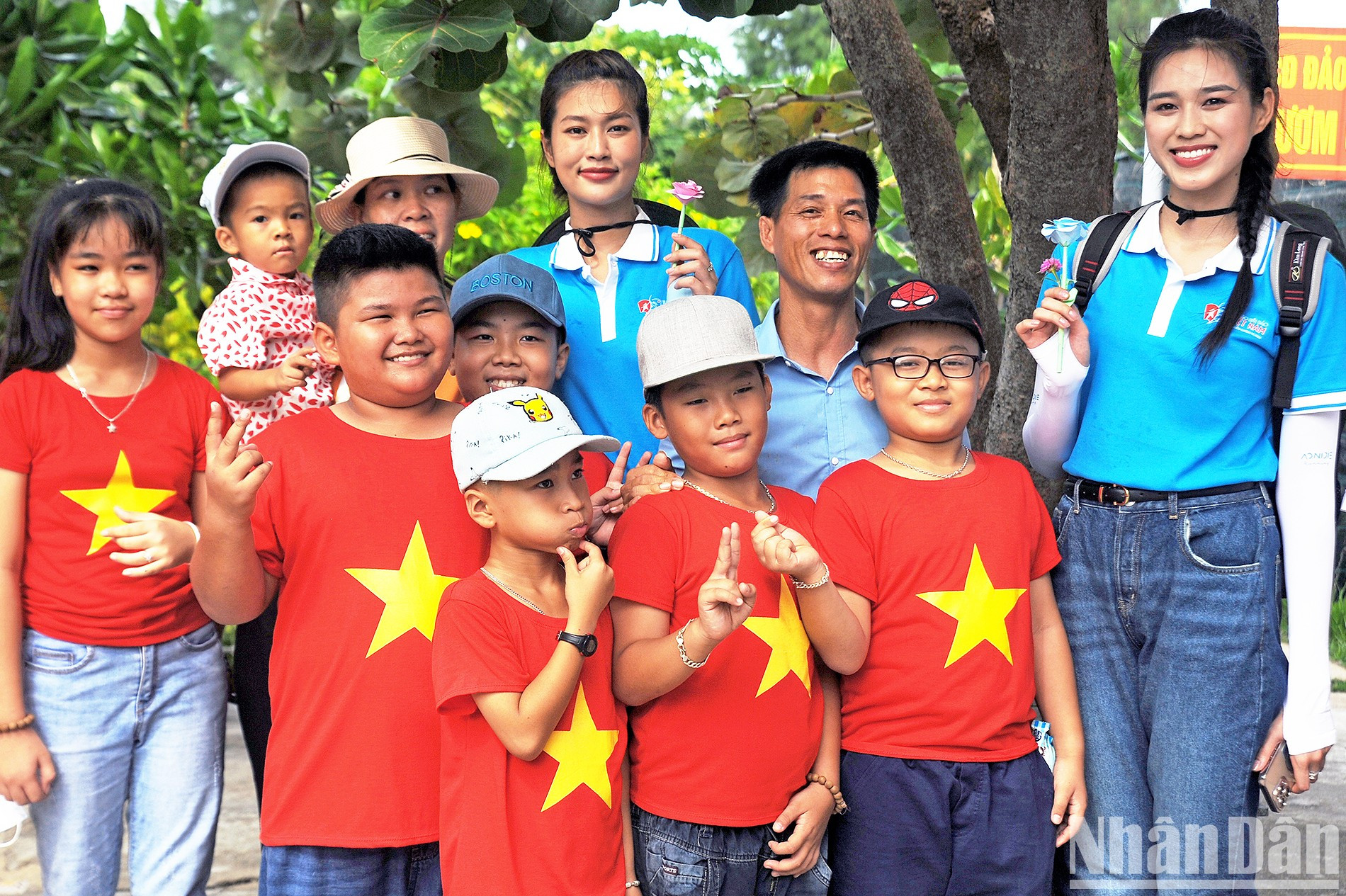 La Miss Vietnam 2020, Do Thi Ha; la Miss Grand Internacional 2022, Doan Thien An, e isleños.