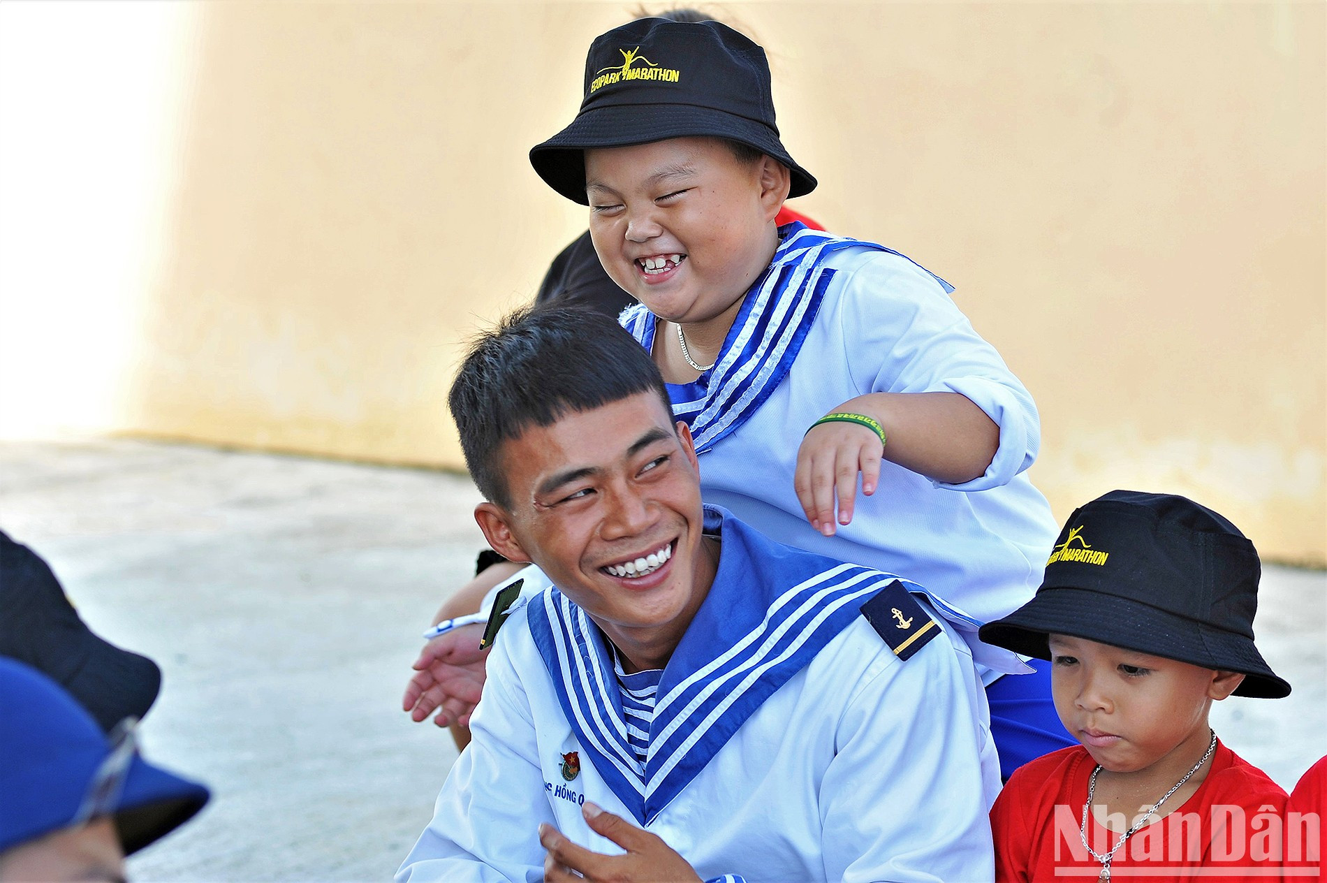 Los cuadros y oficiales acantonados en ese territorio tratan a los niños como a sus familias.
