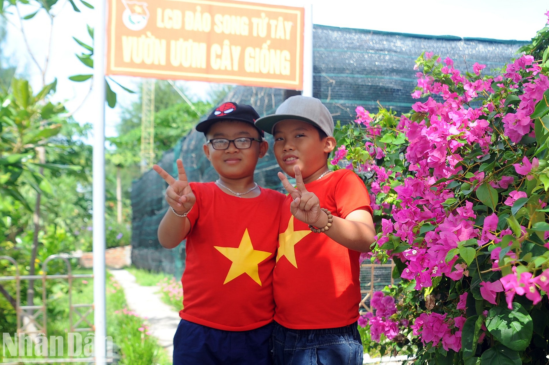 Algunos menores hacen de guía para los visitantes al vivero local.