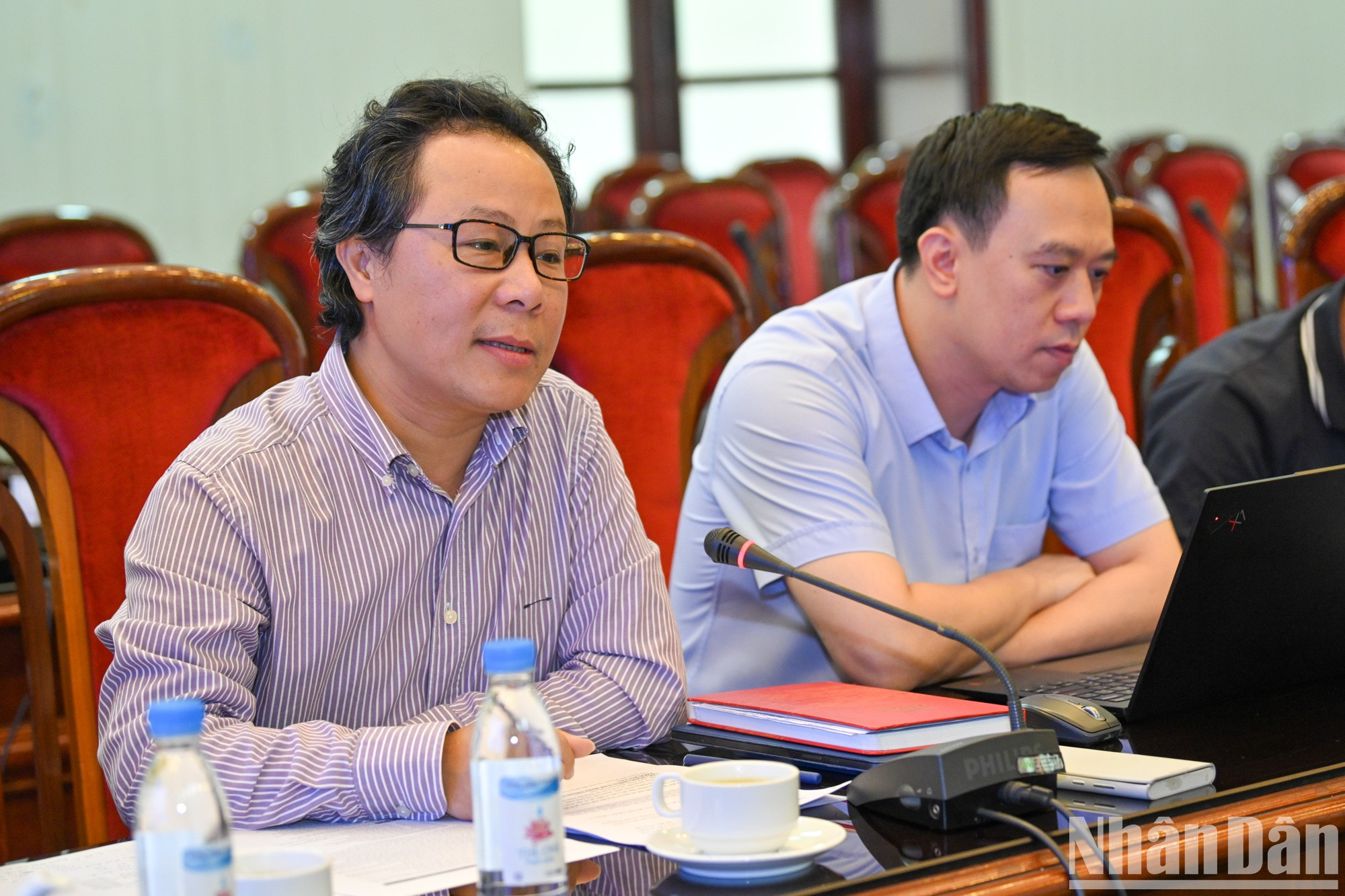 El jefe de la Redacción Nhan Dan Fin de Semana, Vu Mai Hoang, presenta los hitos destacados en el proceso de desarrollo del periódico Nhan Dan, órgano central del Partido Comunista de Vietnam. El jefe de la Redacción Nhan Dan Fin de Semana, Vu Mai Hoang, presenta los hitos destacados en el proceso de desarrollo del periódico Nhan Dan, órgano central del Partido Comunista de Vietnam.