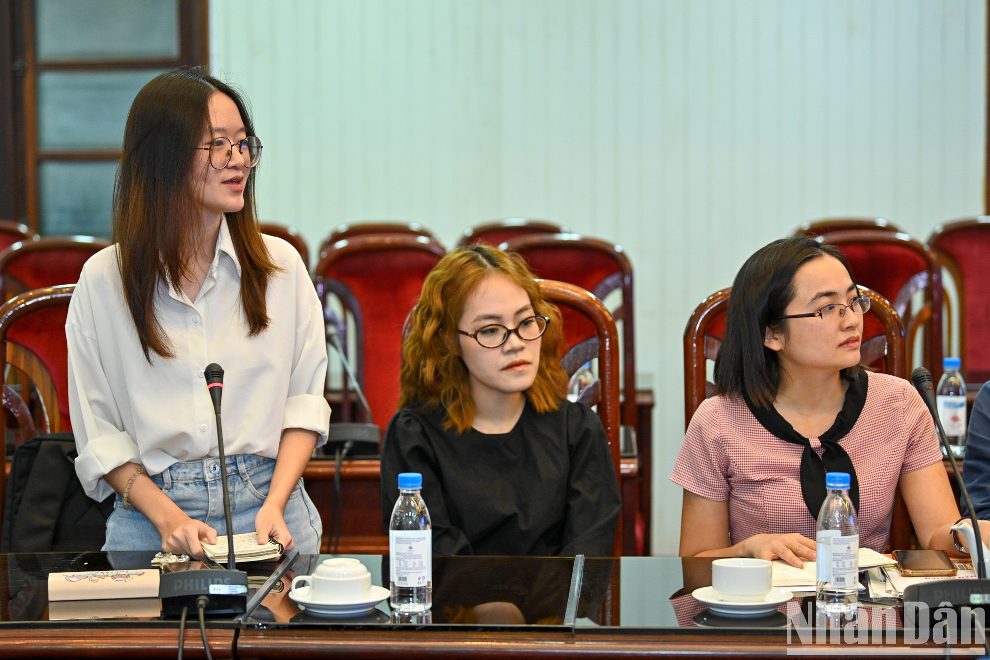 Una estudiante plantea su pregunta. Una estudiante plantea su pregunta.