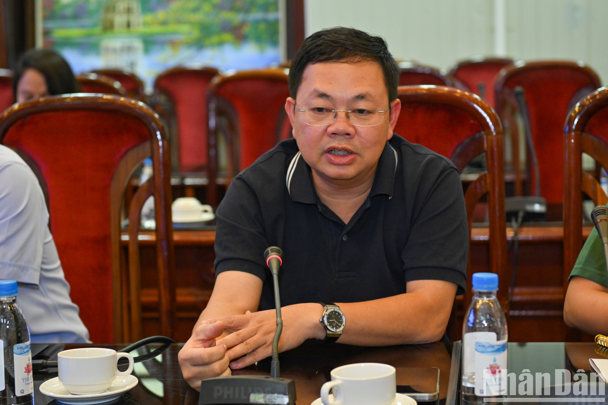 El director del Centro de la Televisión Nhan Dan, Vu Duy Hung, interviene en el encuentro. El director del Centro de la Televisión Nhan Dan, Vu Duy Hung, interviene en el encuentro.