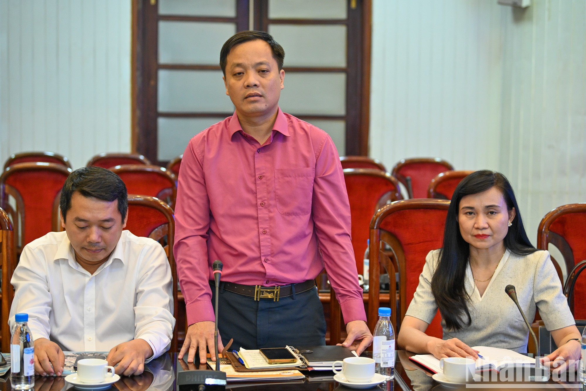 Un educando aporta opiniones. Un educando aporta opiniones.