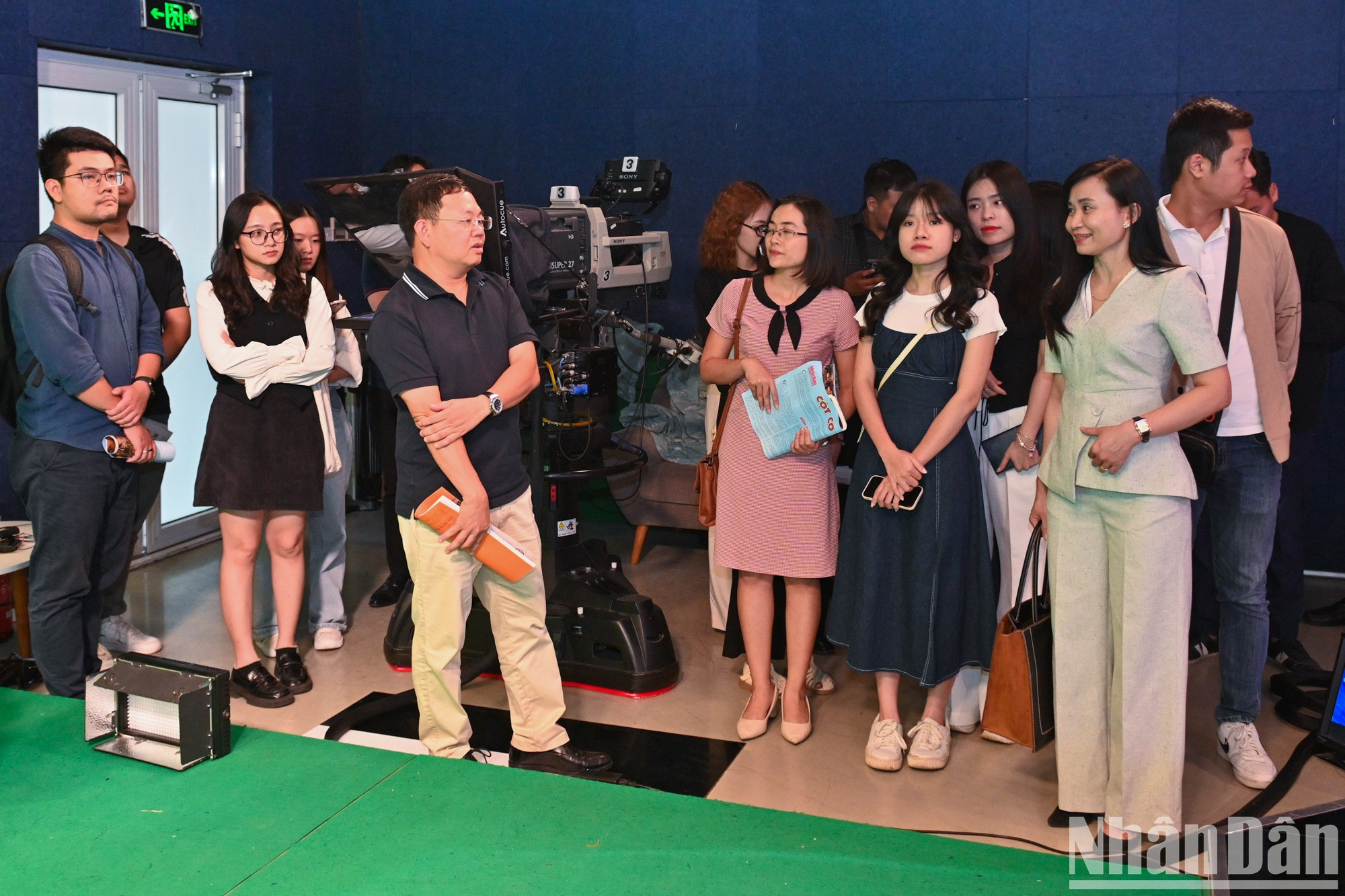 Los visitantes en un plató de la Televisión Nhan Dan. Los visitantes en un plató de la Televisión Nhan Dan.