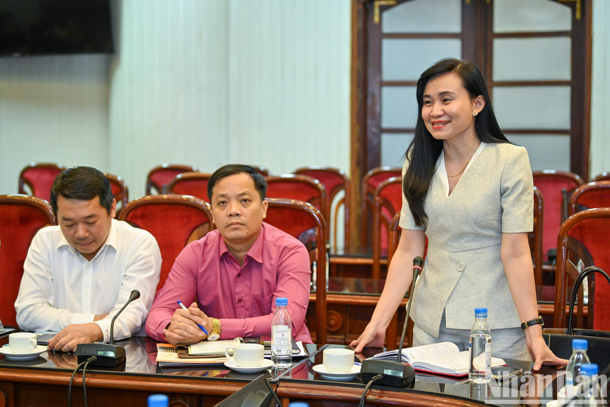 La doctora Dinh Thi Xuan Hoa, subdirectora del Instituto de Periodismo y Medios adscrito a la mencionada academia, da palabras. La doctora Dinh Thi Xuan Hoa, subdirectora del Instituto de Periodismo y Medios adscrito a la mencionada academia, da palabras.