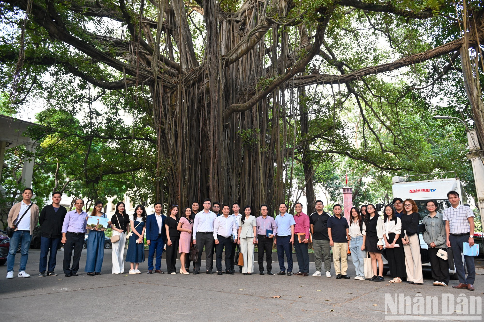 Posan en el recinto de Nhan Dan. Posan en el recinto de Nhan Dan.