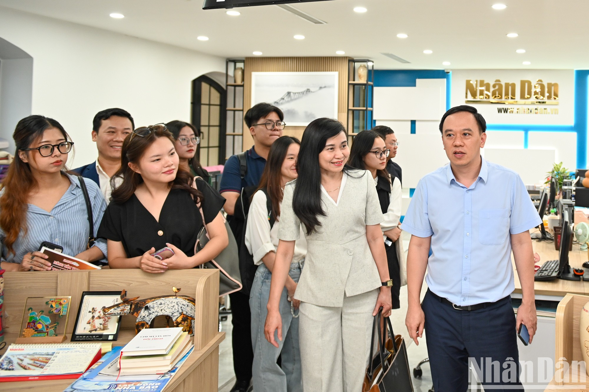 La delegación pasa por la sala de noticias convergente de la Redacción Nhan Dan Digital. La delegación pasa por la sala de noticias convergente de la Redacción Nhan Dan Digital.