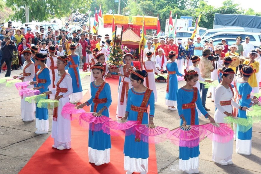 El Festival de Kate del grupo étnico Cham en la provincia de Binh Thuan tiene como objetivo recordar a los dioses y orar por un clima y cosechas favorables, así como una vida feliz para la población. El Festival de Kate del grupo étnico Cham en la provincia de Binh Thuan tiene como objetivo recordar a los dioses y orar por un clima y cosechas favorables, así como una vida feliz para la población.