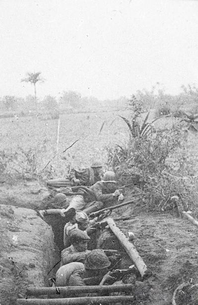 El ejército y el pueblo de la capital cavaron fortificaciones y estaban listos para luchar. El ejército y el pueblo de la capital cavaron fortificaciones y estaban listos para luchar.