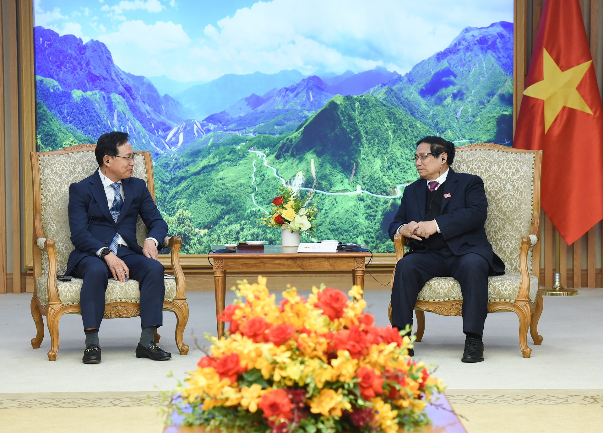 El jefe de Gobierno conversa con el saliente director general de Samsung Vietnam, Choi Joo Ho. El jefe de Gobierno conversa con el saliente director general de Samsung Vietnam, Choi Joo Ho.