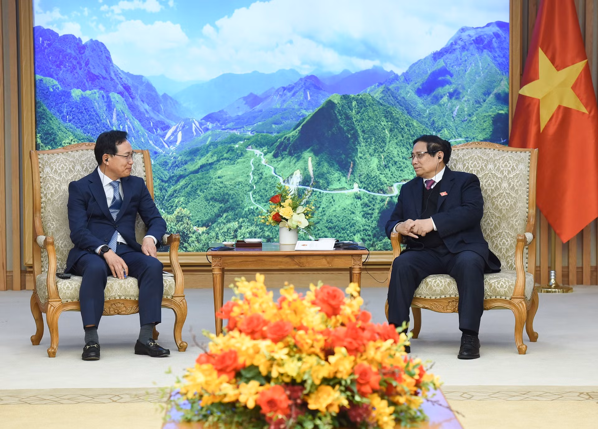 El jefe de Gobierno conversa con el saliente director general de Samsung Vietnam, Choi Joo Ho.