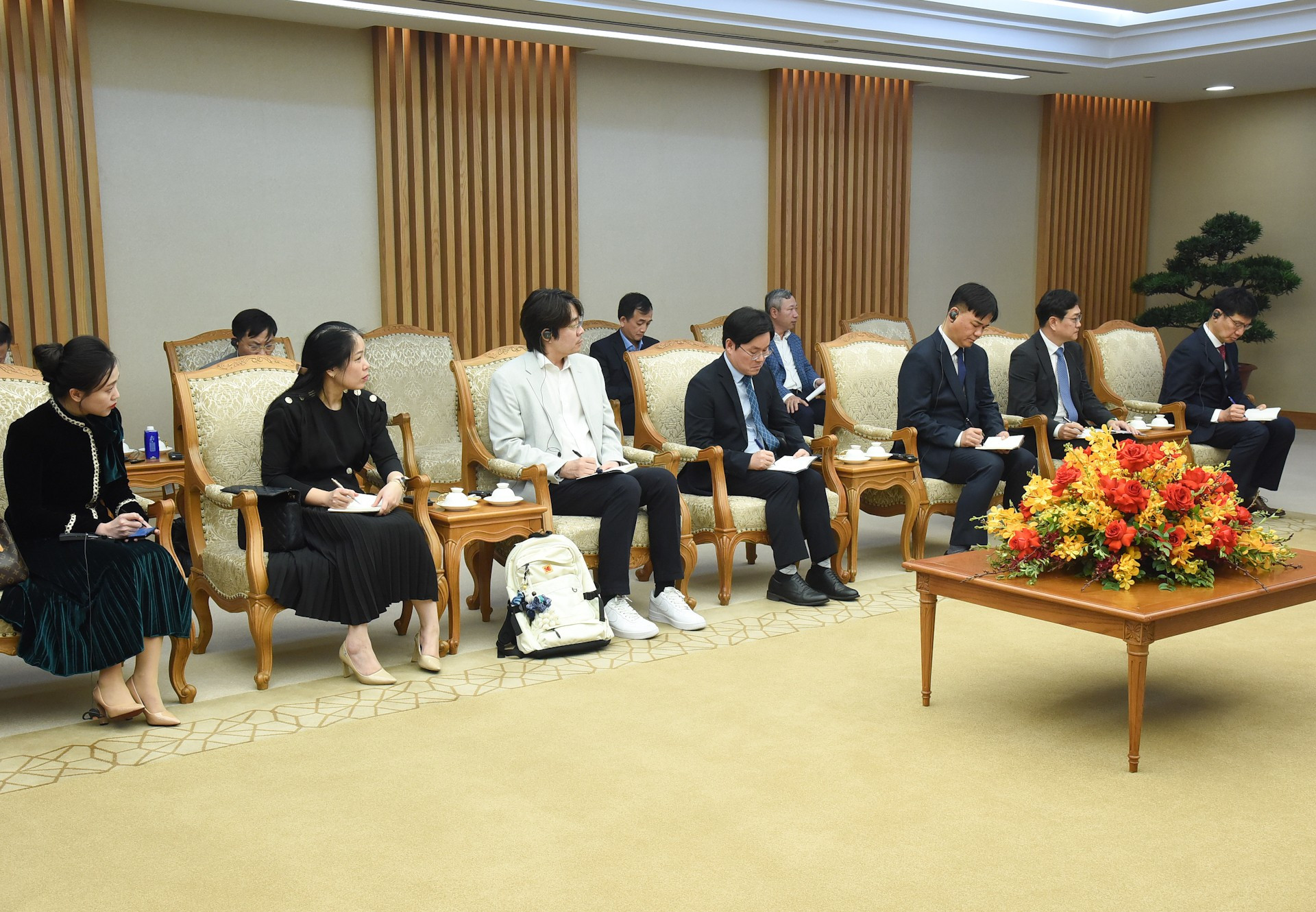 Acompañantes a los dos ejecutivos del grupo surcoreano. Acompañantes a los dos ejecutivos del grupo surcoreano.