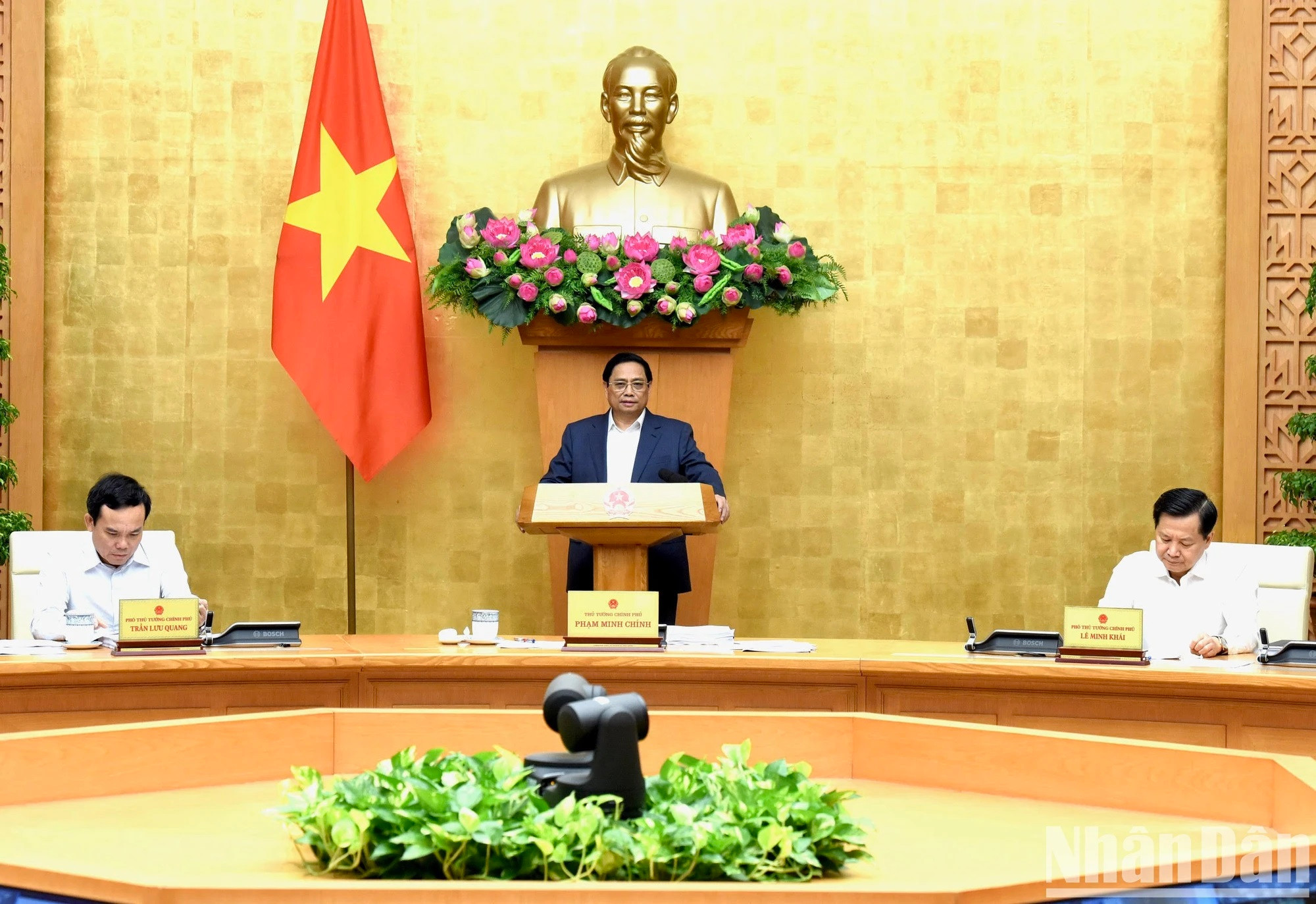 El primer ministro Pham Minh Chinh dirige la reunión.