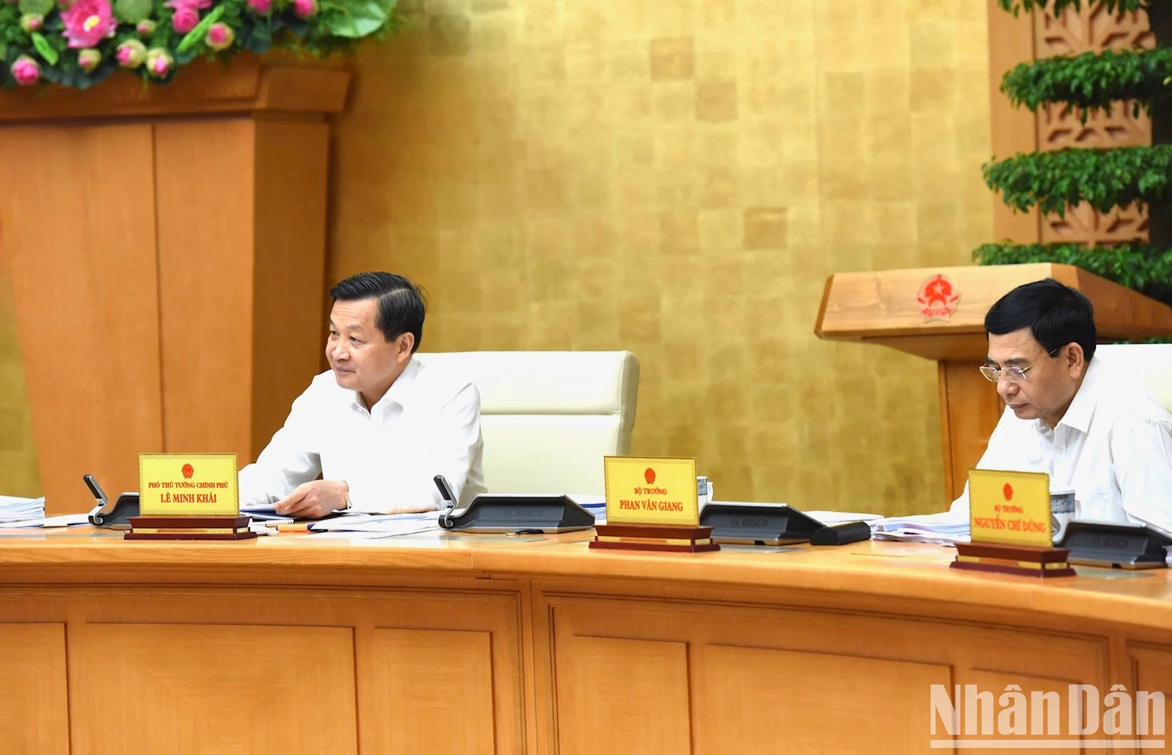 El vicepremier Le Minh Khai (izquierda) interviene en el coloquio.