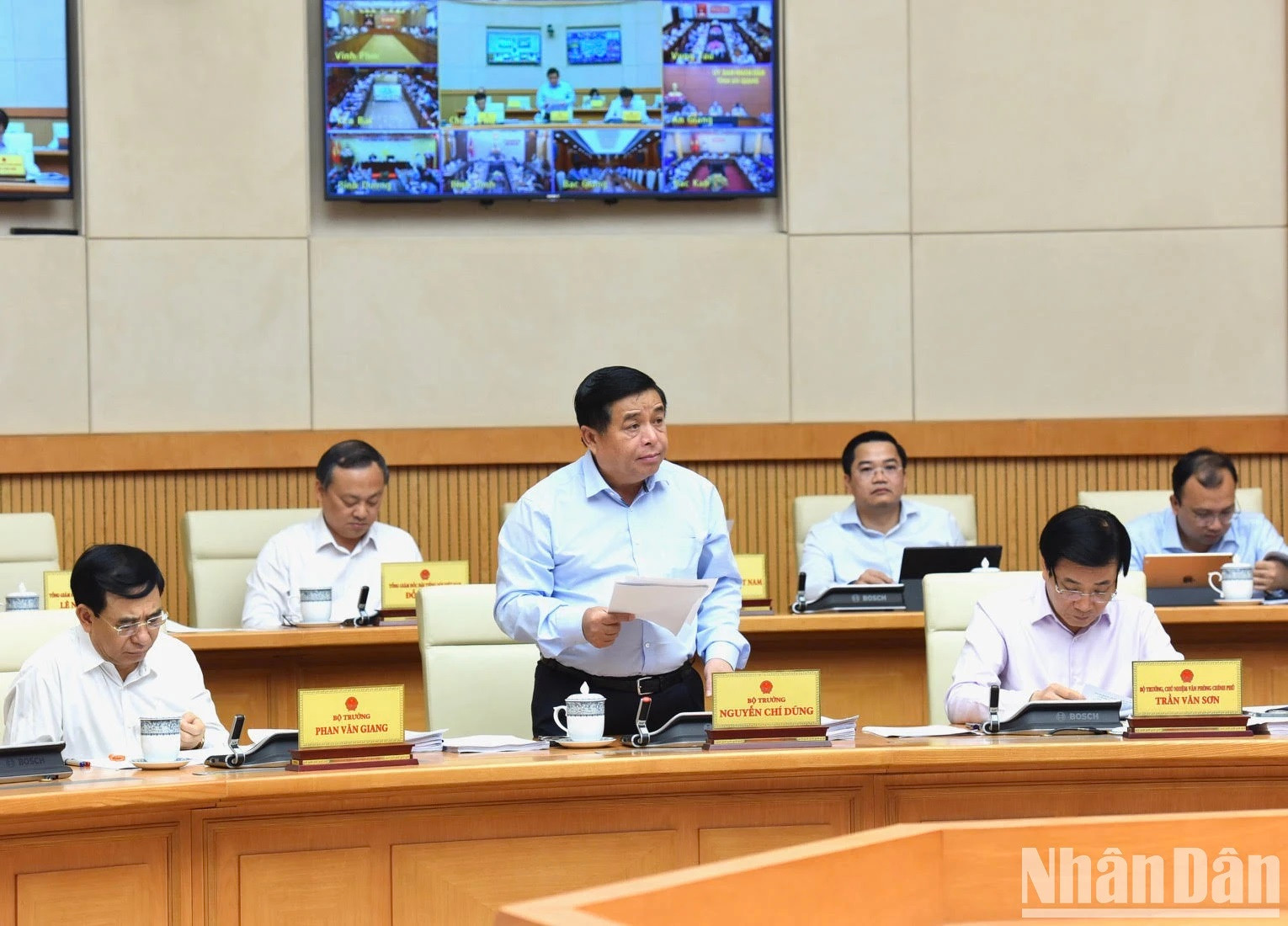 El ministro de Planificación e Inversión, Nguyen Chi Dung, presenta un informe.