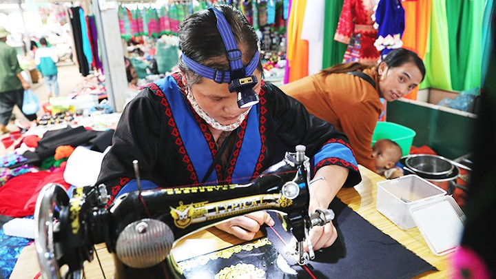 Un estante de costura en el mercado.