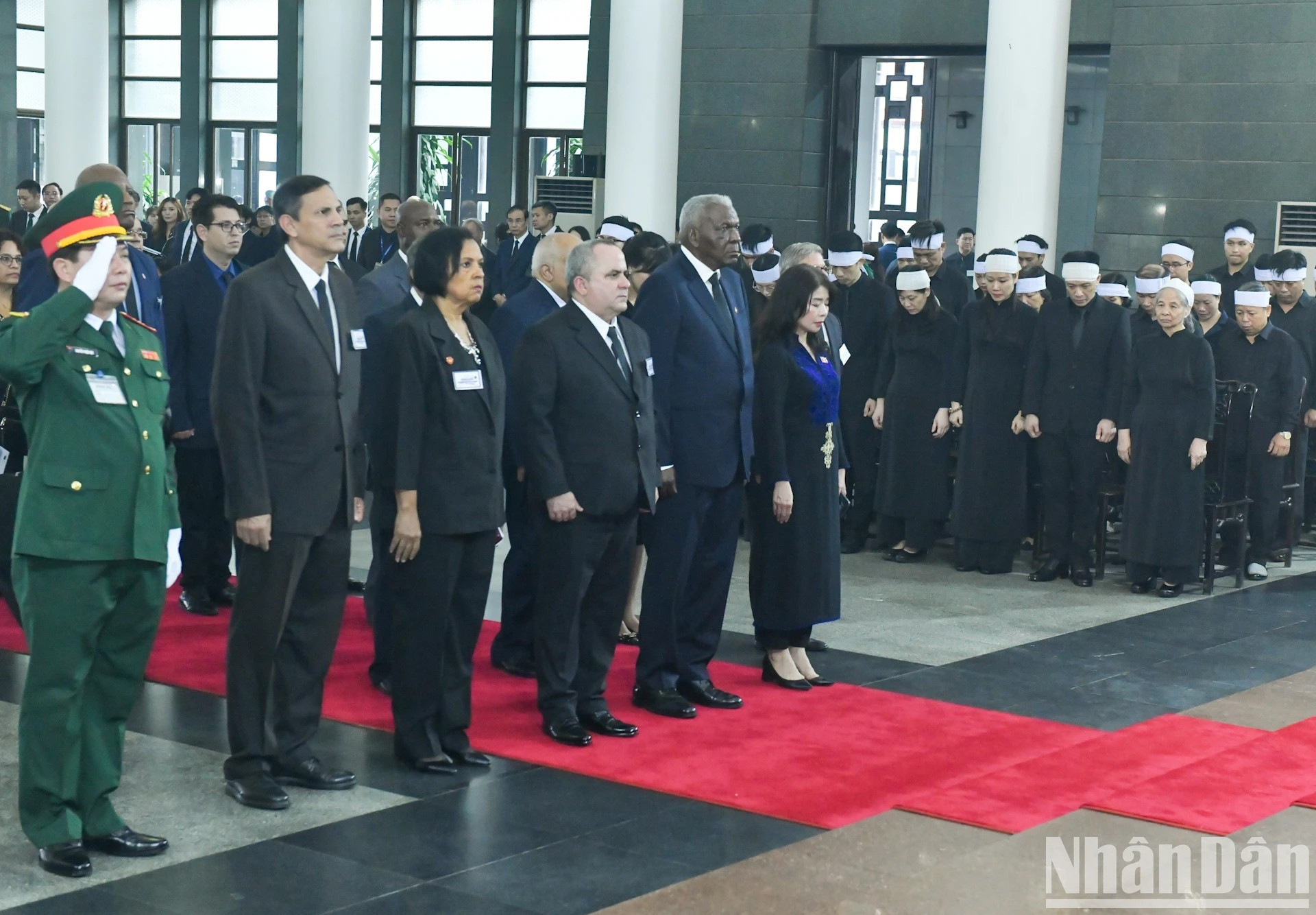 La delegación de Cuba, encabezada por Esteban Lazo Hernández, miembro del Buró Político del Comité Central del Partido Comunista de Cuba y presidente de la Asamblea Nacional del Poder Popular, rinde homenaje al secretario general Nguyen Phu Trong. La delegación de Cuba, encabezada por Esteban Lazo Hernández, miembro del Buró Político del Comité Central del Partido Comunista de Cuba y presidente de la Asamblea Nacional del Poder Popular, rinde homenaje al secretario general Nguyen Phu Trong.