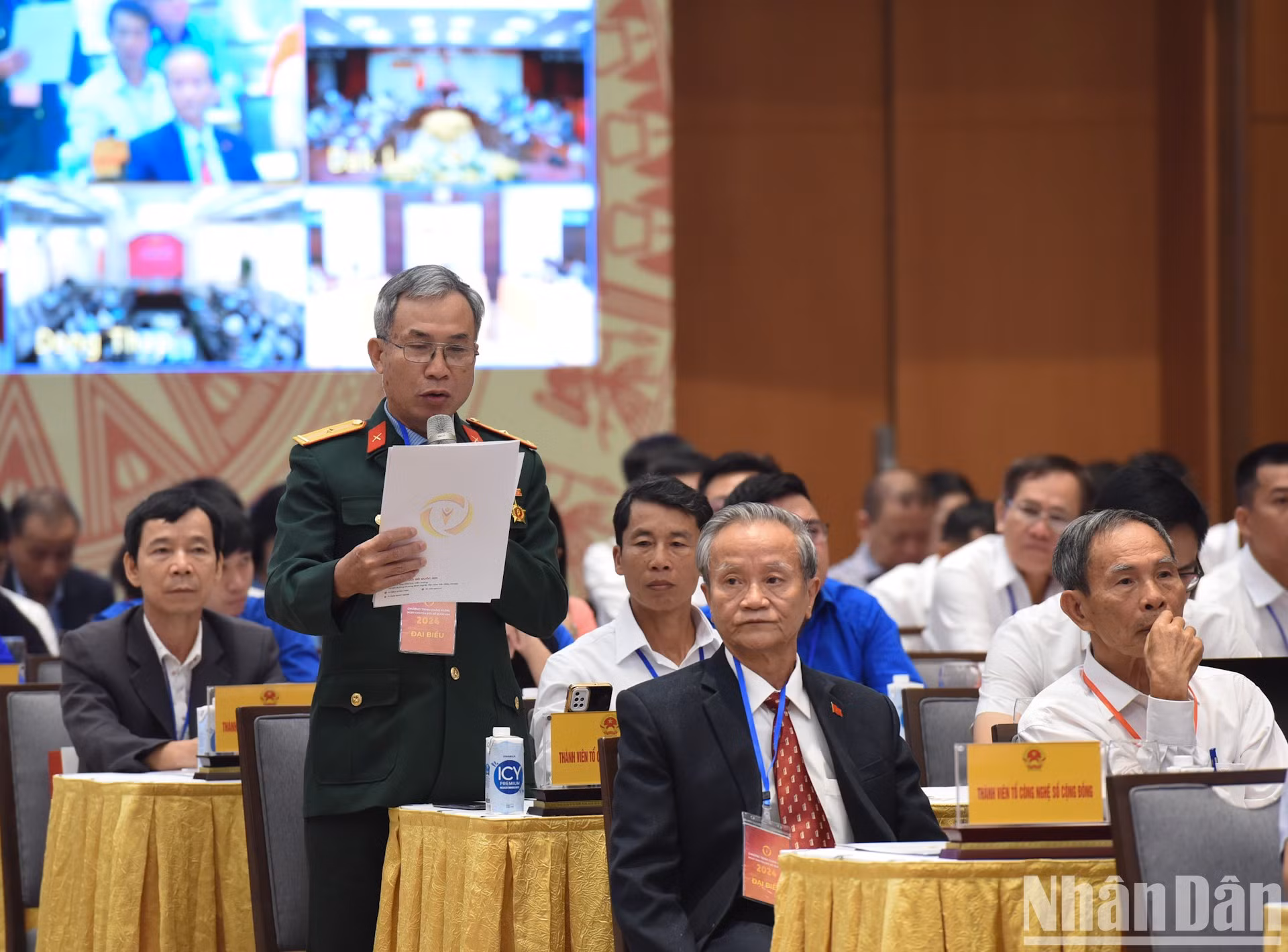 Vu Dinh Kip, un veterano oriundo de la central provincia de Thanh Hoa, habla en la cita.
