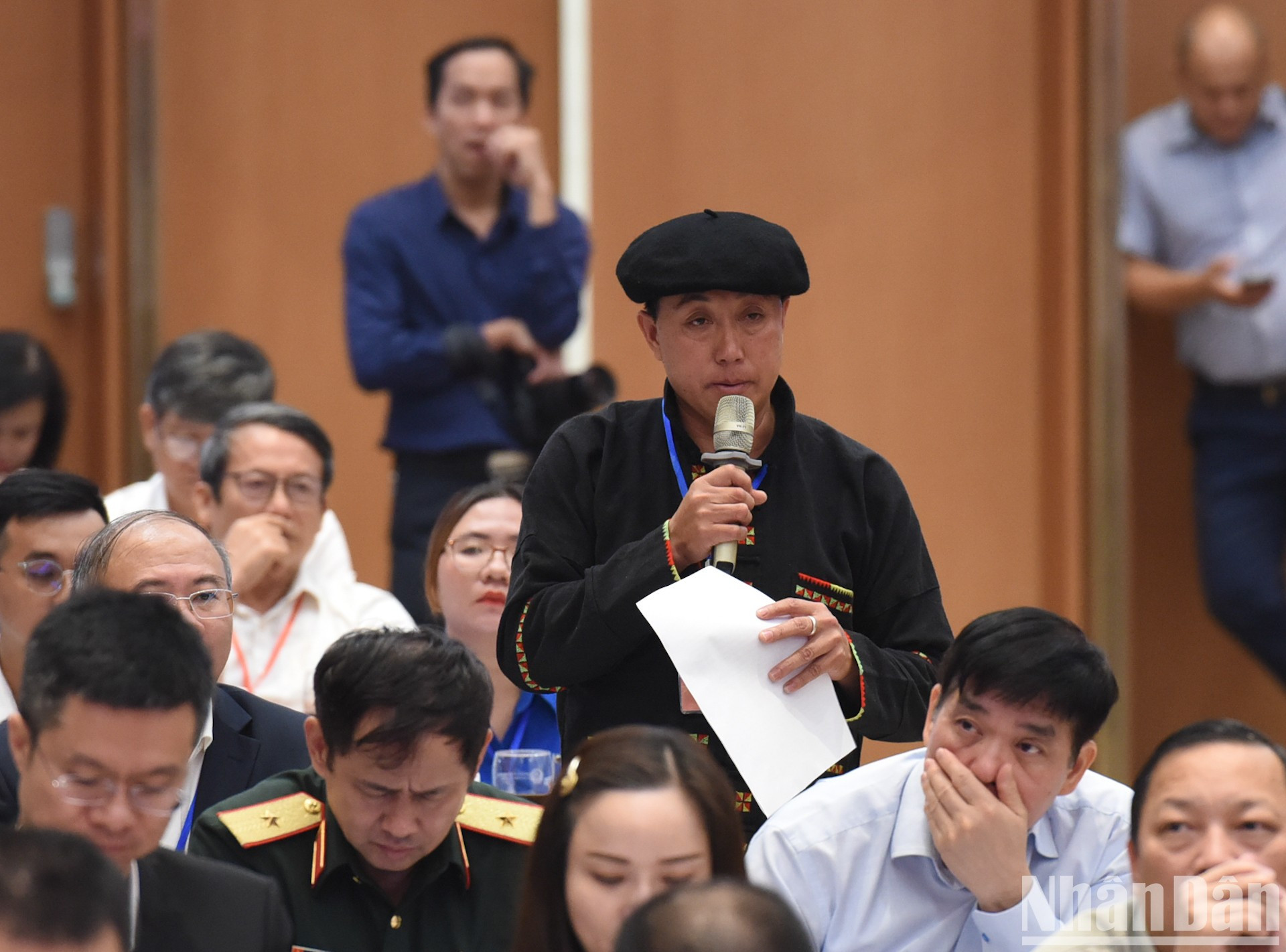 Sinh Di Gai, jefe de la aldea de Lo Lo Chai, en la norteña provincia montañosa de Ha Giang, aporta opiniones.