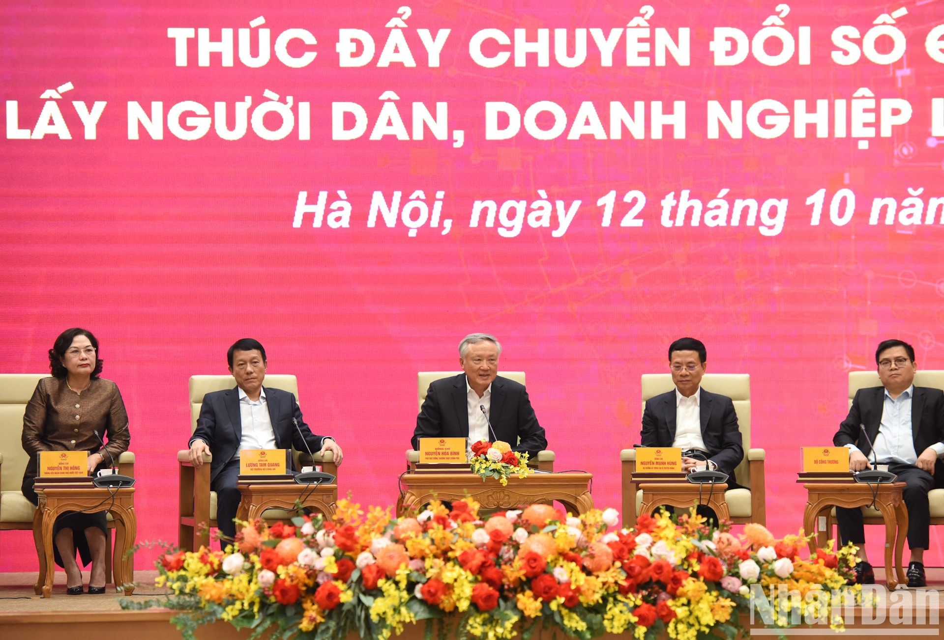 El vice primer ministro permanente, Nguyen Hoa Binh, y jefes de sectores ofrecen una charla con los delegados.
