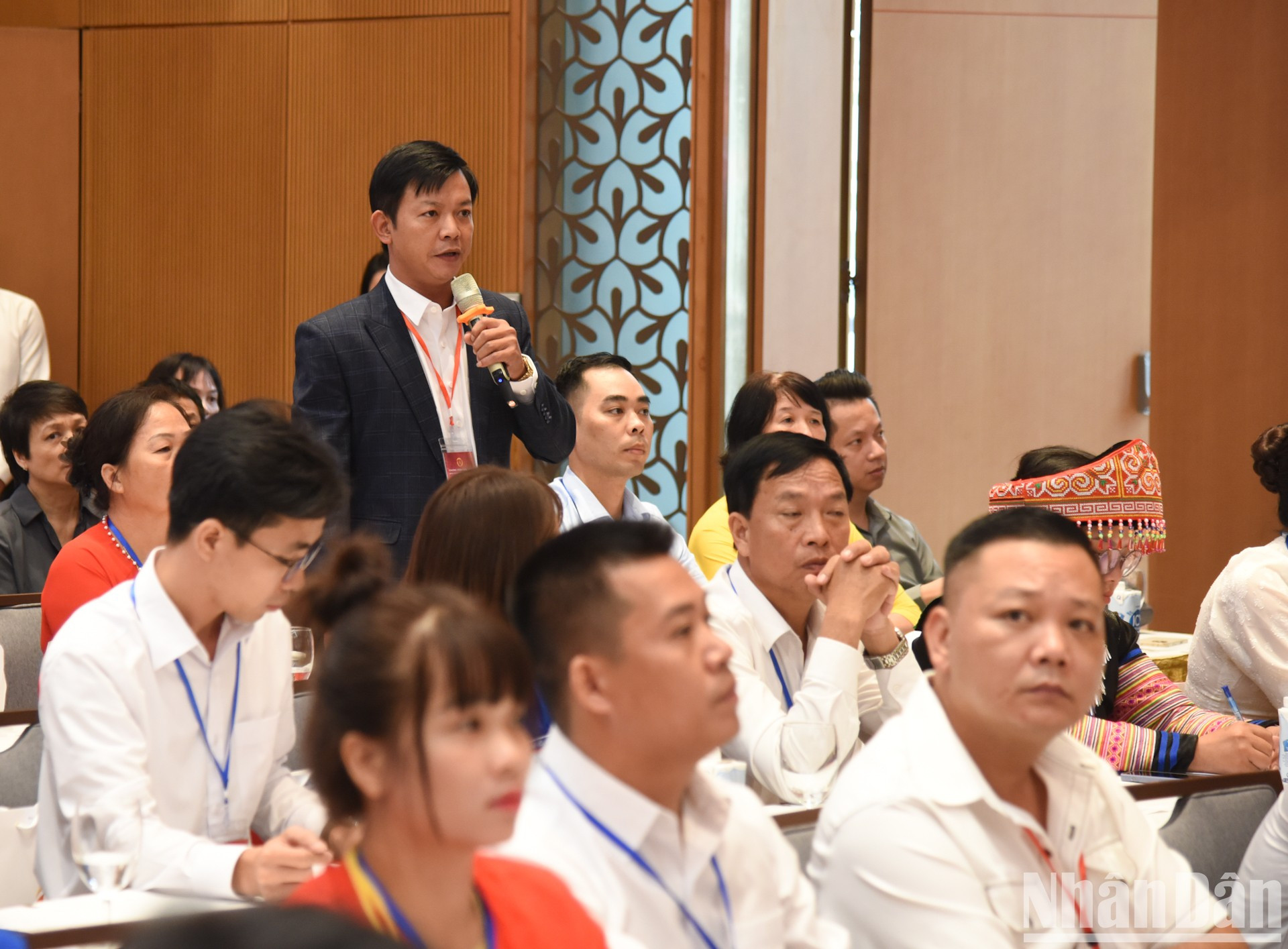 Un participante plantea su pregunta al vicepremier y demás altos funcionarios.