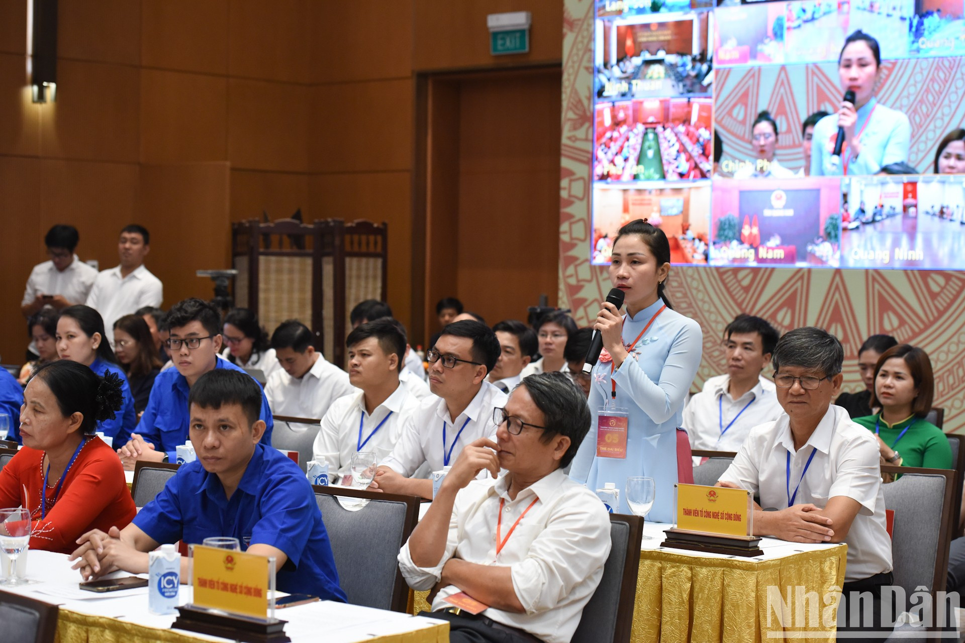 En la charla con el subjefe de Gobierno y ministros.