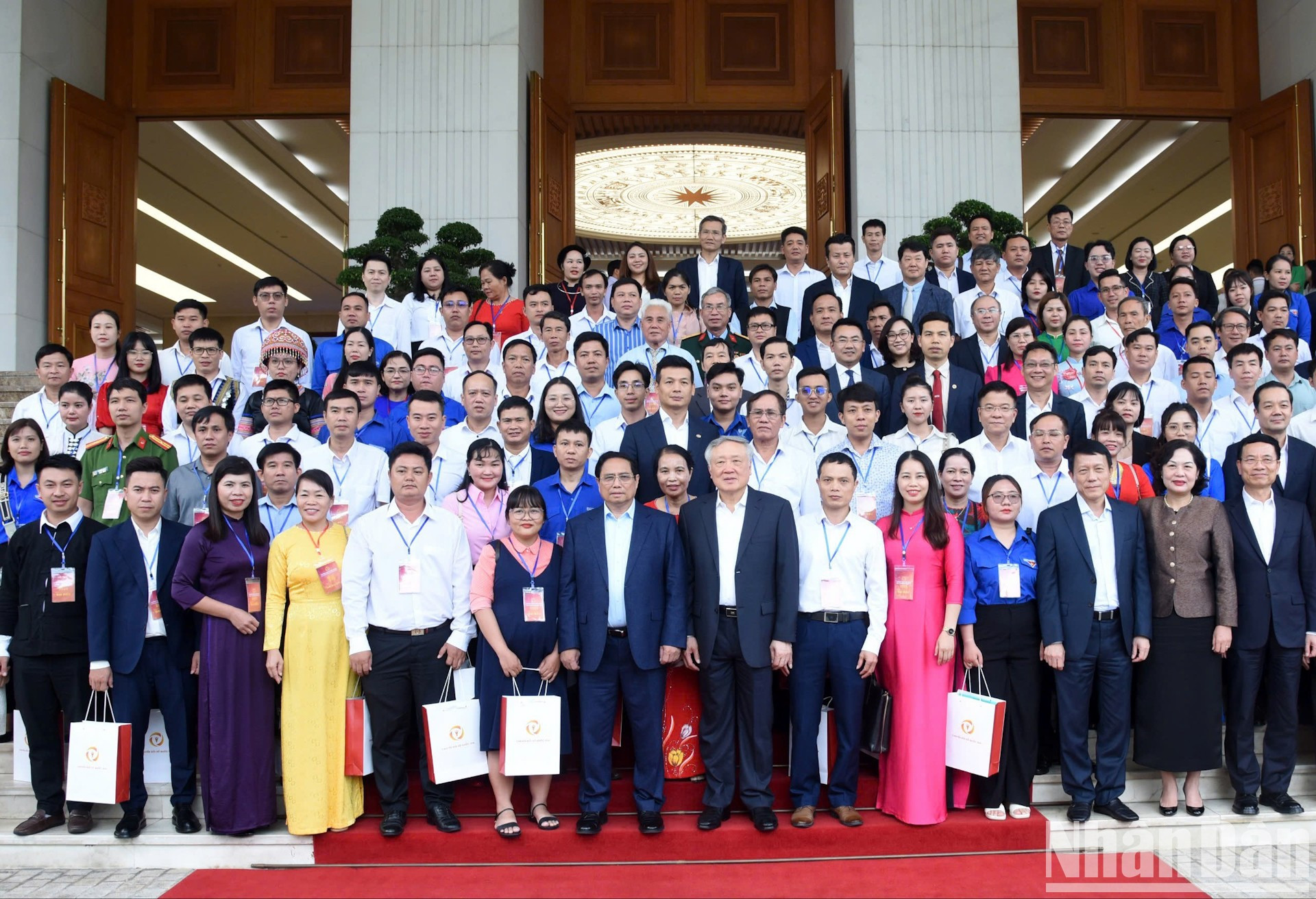 El premier posa junto a los delegados al evento.