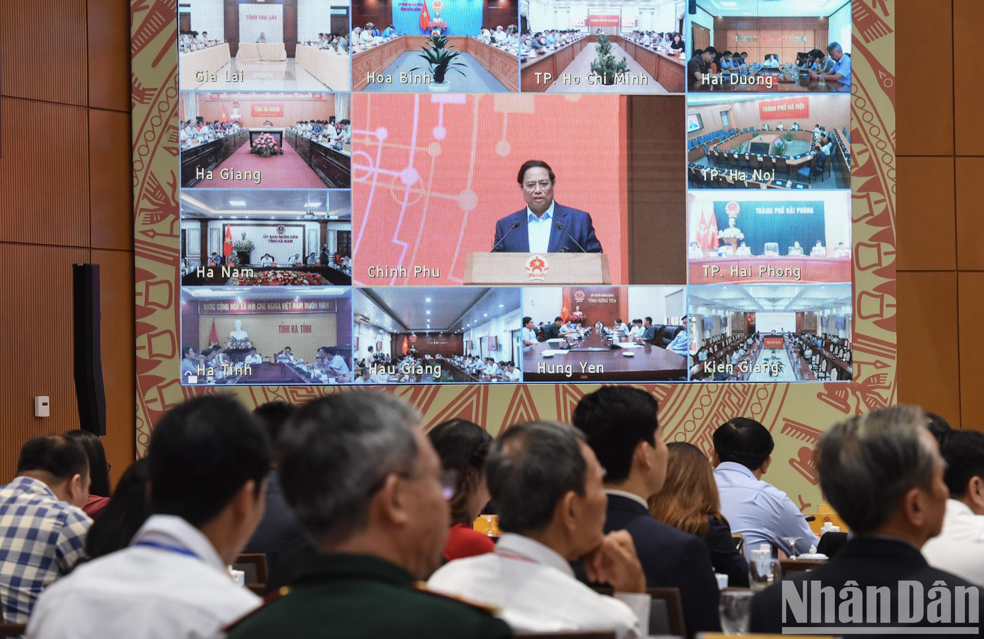 El programa es transmitido en vivo a los Comité Populares de las provincias y ciudades bajo jurisdicción central.