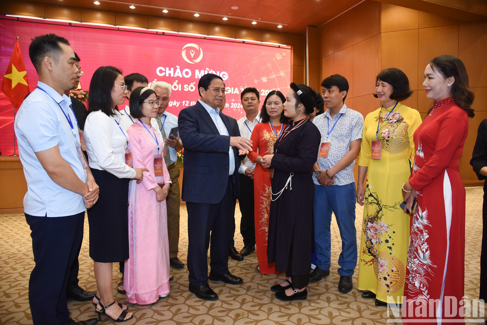 El premier Pham Minh Chinh y delegados a la reunión.