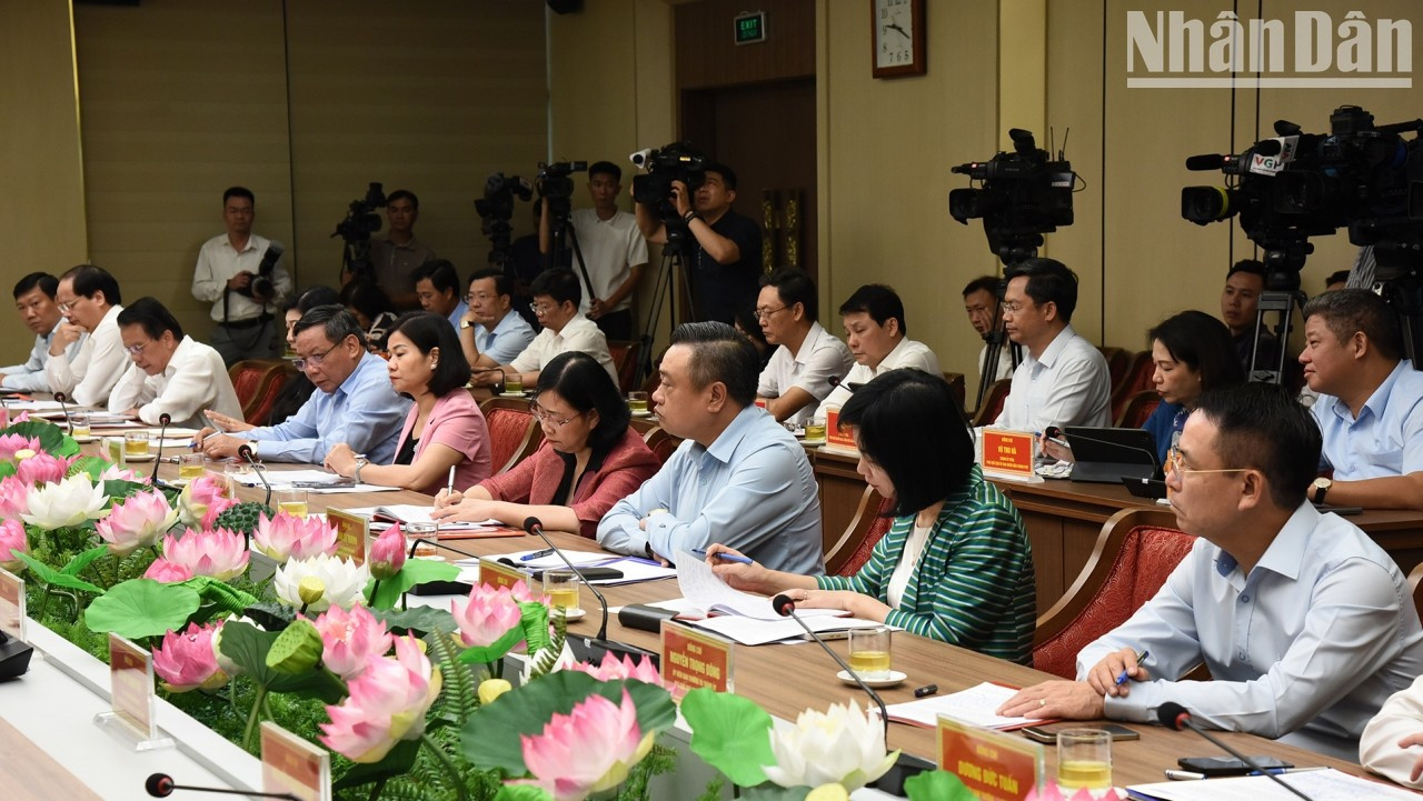 La secretaria del Comité del Partido en Hanói, Bui Thi Minh Hoai, y la Junta Permanente de ese órgano.