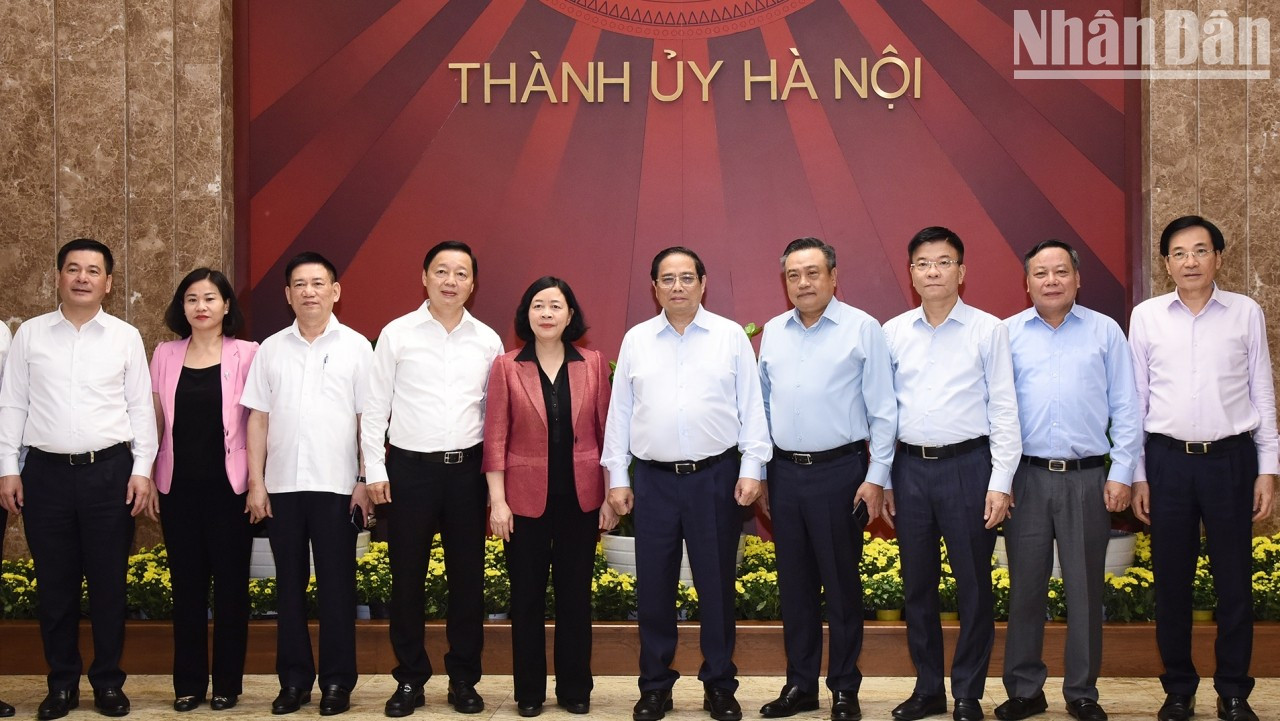 El primer ministro Pham Minh Chinh y miembros de la Junta Permanente del Comité partidista en la capital.