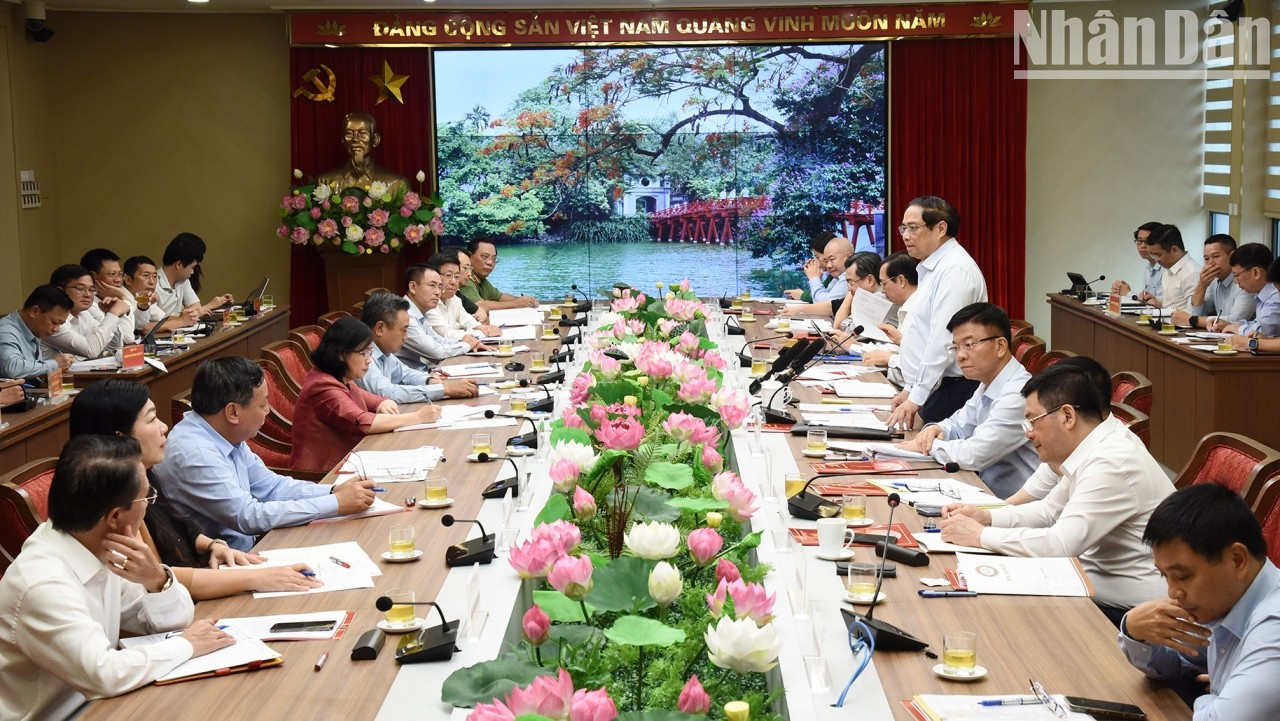 El primer ministro Pham Minh Chinh preside la reunión.