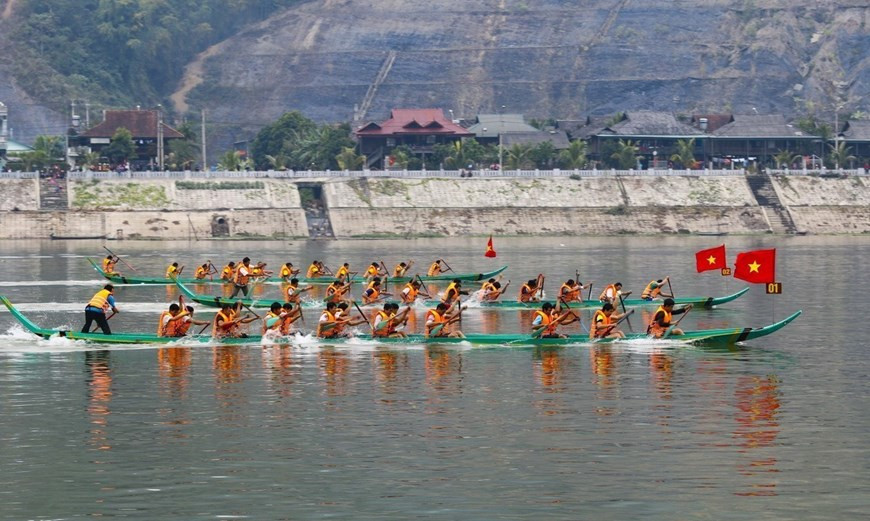 El festival de carreras de botes se considera como parte de la identidad tradicional de la etnia Thai Muong Lay y se ha restaurado con éxito. El festival de carreras de botes se considera como parte de la identidad tradicional de la etnia Thai Muong Lay y se ha restaurado con éxito.