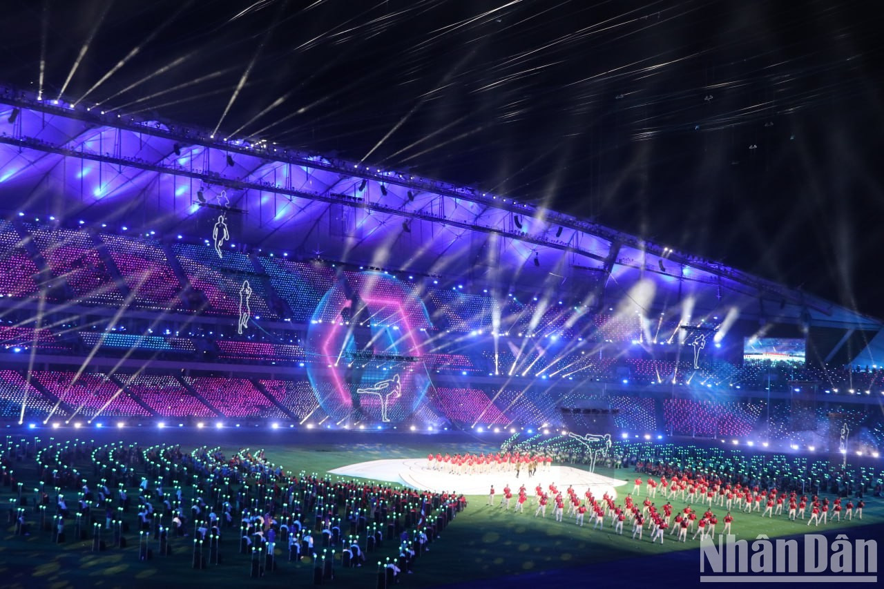 El estadio nacional de Morodok Techo brilla con espectáculo de luces.