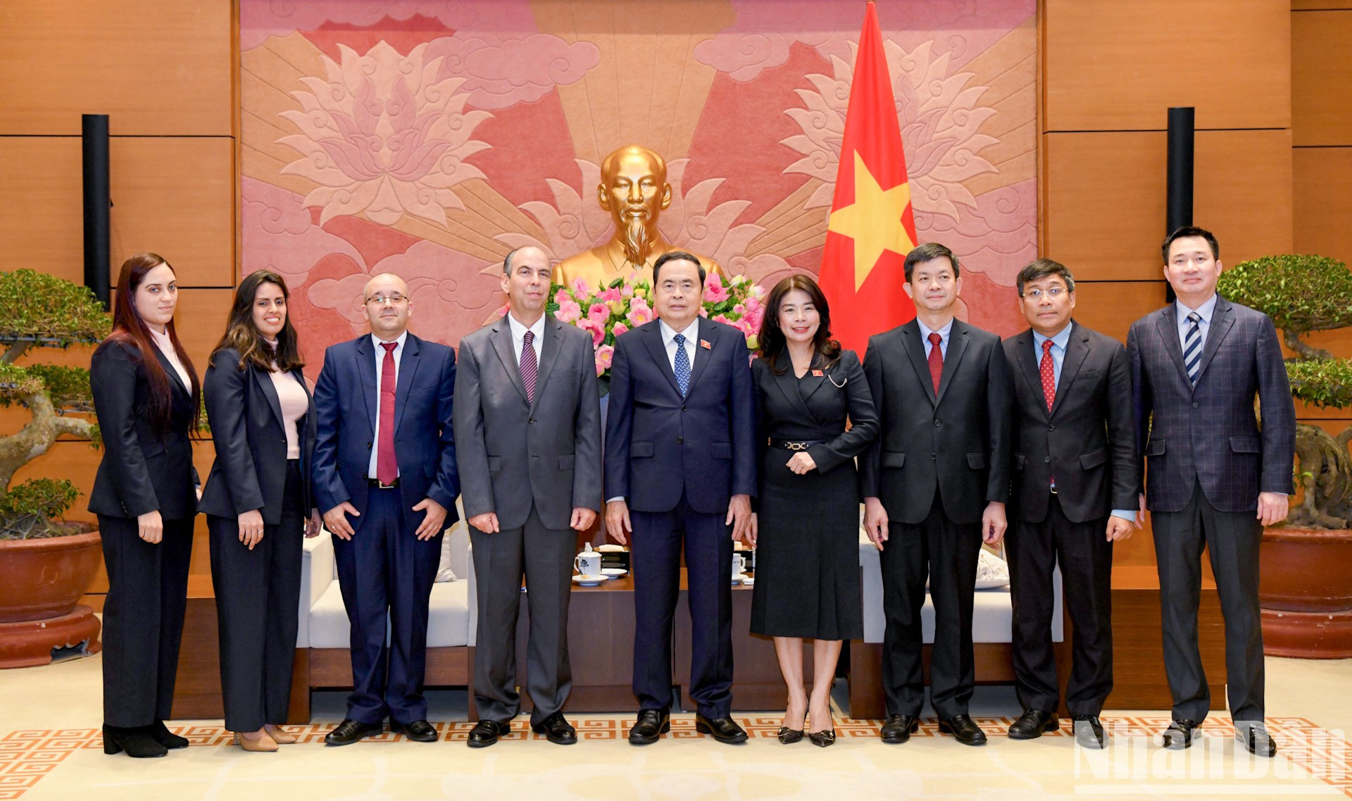 Los delegados posan para una foto. Los delegados posan para una foto.