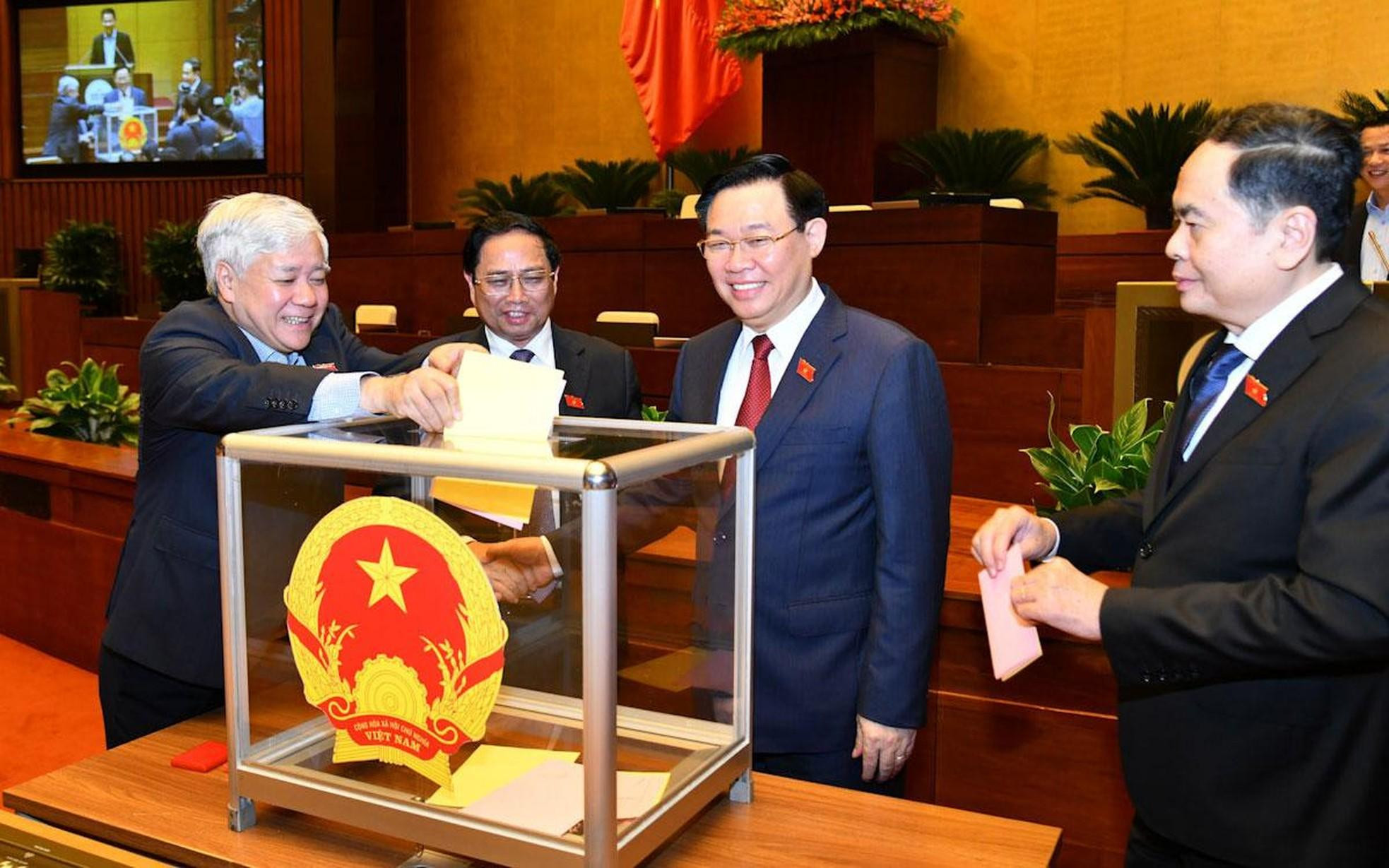 El primer ministro, Pham Minh Chinh; el presidente de la ANV, Vuong Dinh Hue; el vicepresidente permanente de la ANV, Tran Thanh Man, y el presidente del Frente de la Patria, Do Van Chien, realizan la votación. El primer ministro, Pham Minh Chinh; el presidente de la ANV, Vuong Dinh Hue; el vicepresidente permanente de la ANV, Tran Thanh Man, y el presidente del Frente de la Patria, Do Van Chien, realizan la votación.