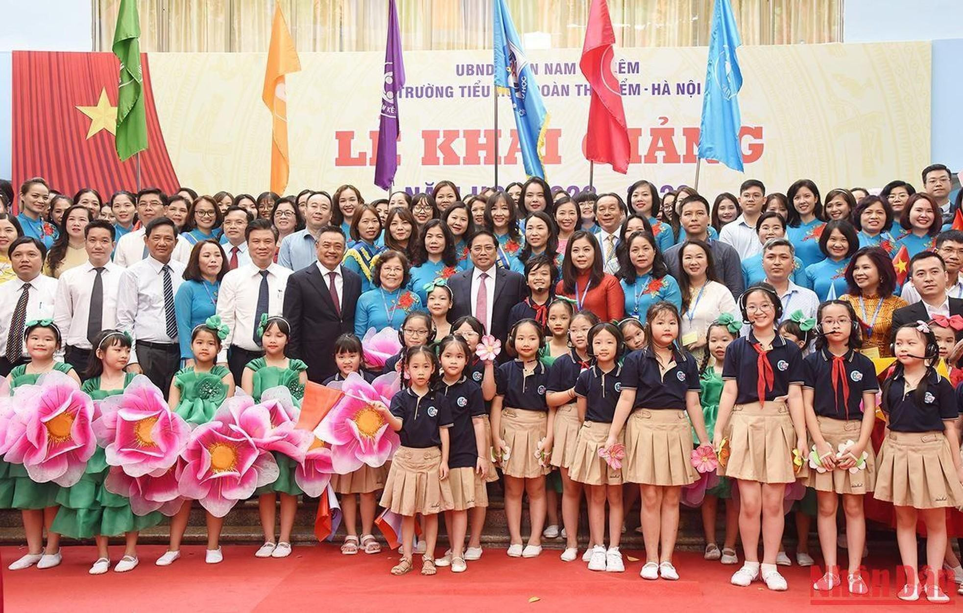 El primer ministro posa junto con maestros y alumnos de la escuela. El primer ministro posa junto con maestros y alumnos de la escuela.