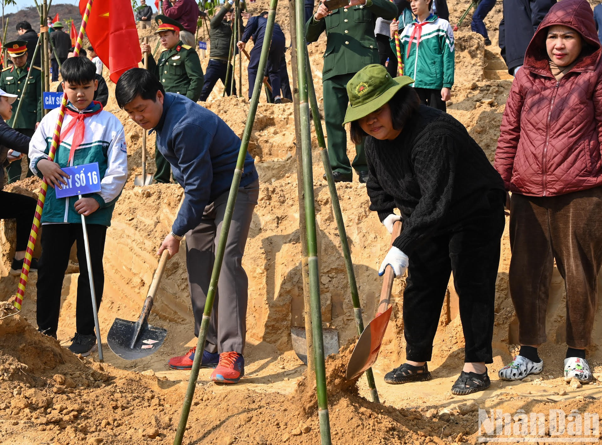 Los delegados realizan la plantación protocolaria.