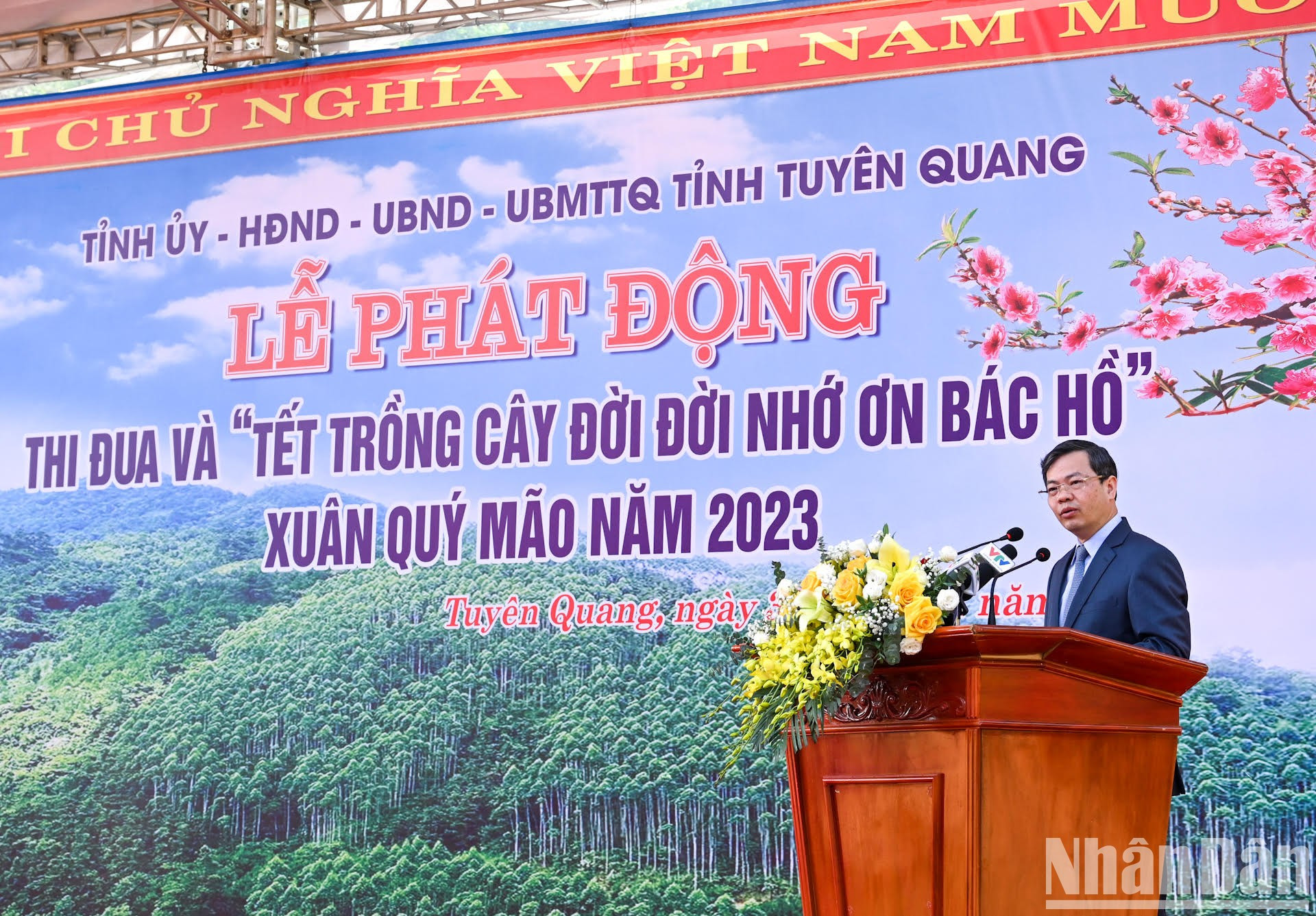 El presidente del Comité Popular de Tuyen Quang, Nguyen Van Son, pronuncia un discurso.