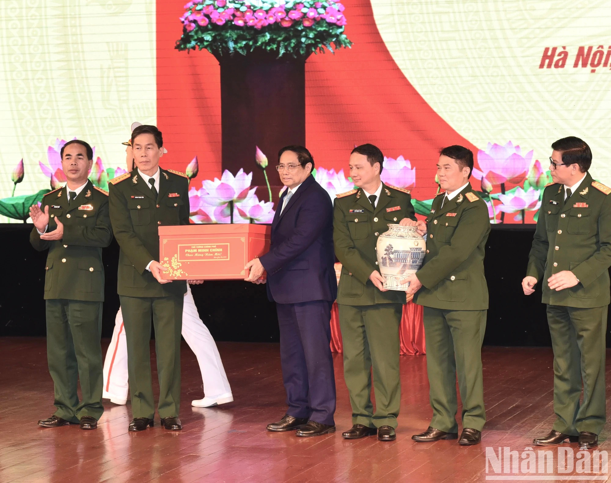 El premier entrega un regalo por el Tet a los anfitriones. El premier entrega un regalo por el Tet a los anfitriones.