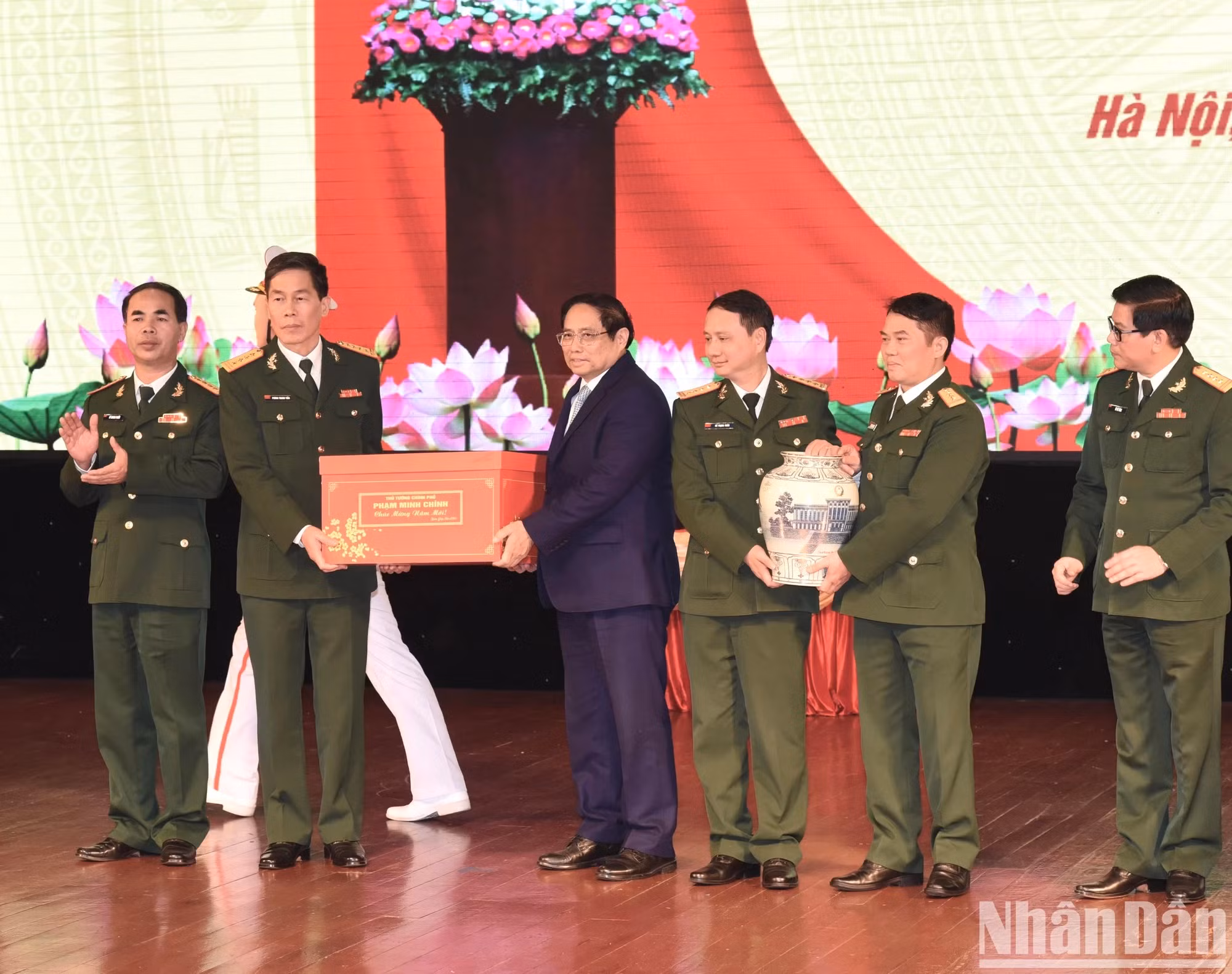 El premier entrega un regalo por el Tet a los anfitriones. El premier entrega un regalo por el Tet a los anfitriones.