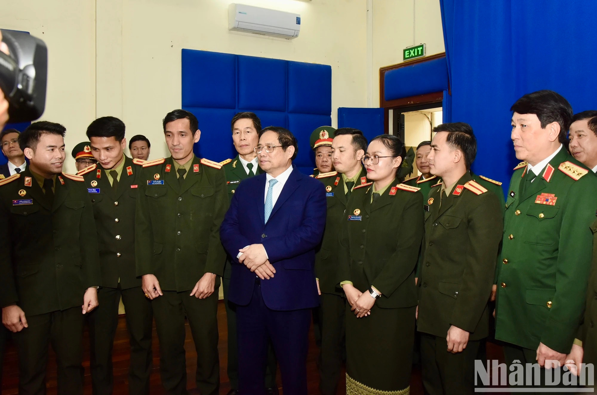 El premier se reúne con estudiantes laosianos en el campus. El premier se reúne con estudiantes laosianos en el campus.