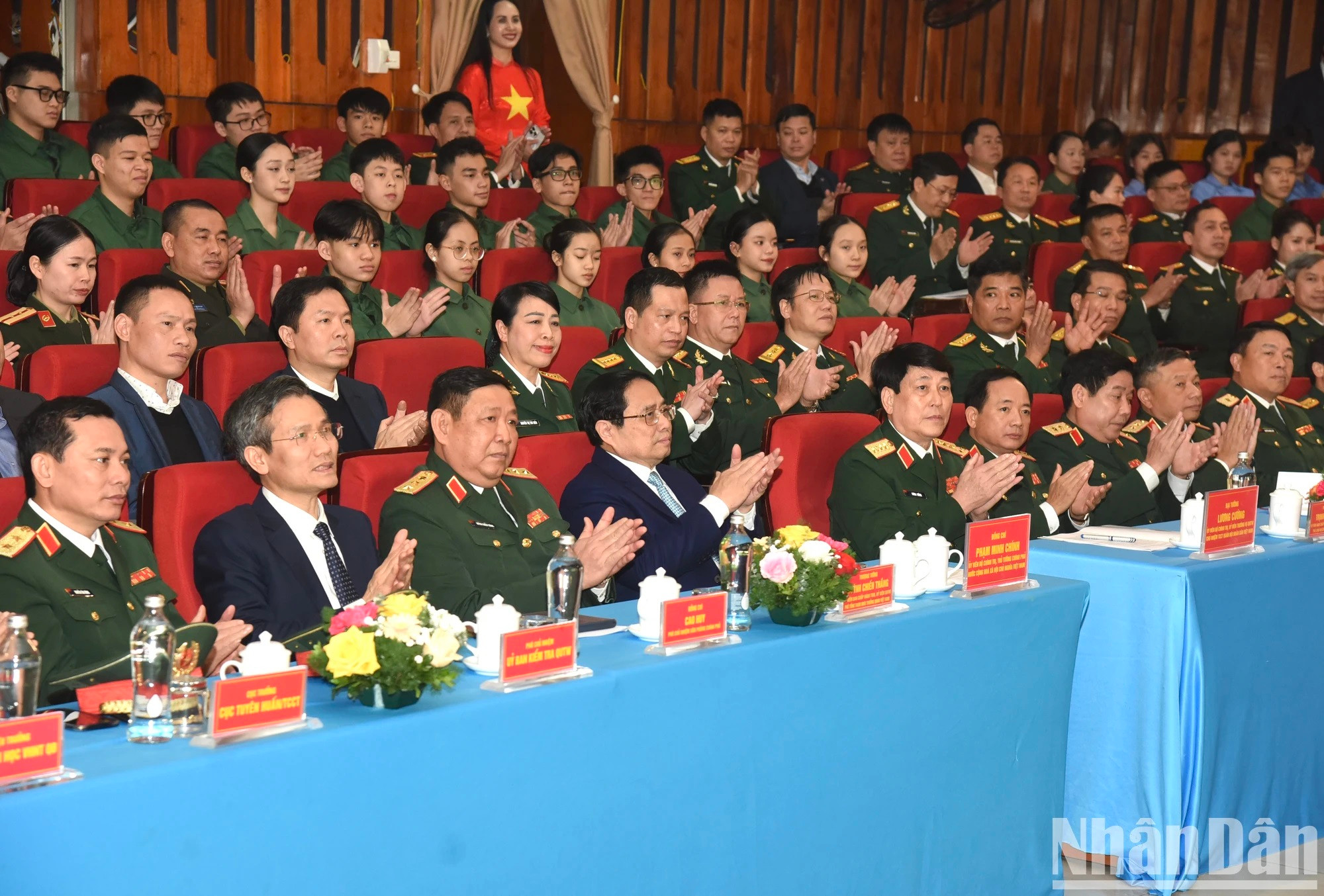 En el encuentro con miembros de la universidad. En el encuentro con miembros de la universidad.