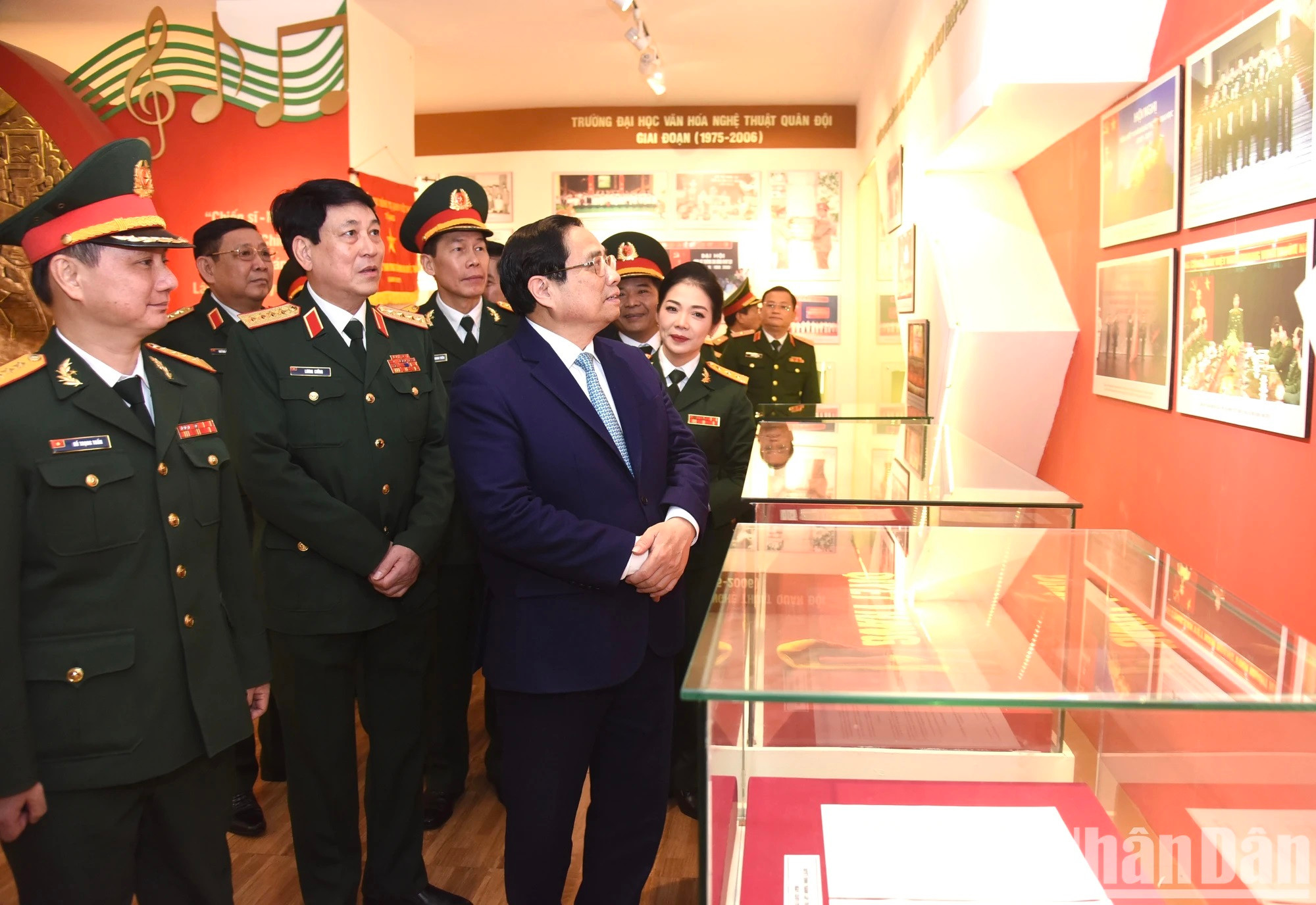 Minh Chinh recorre la sala memorial de la institución. Minh Chinh recorre la sala memorial de la institución.