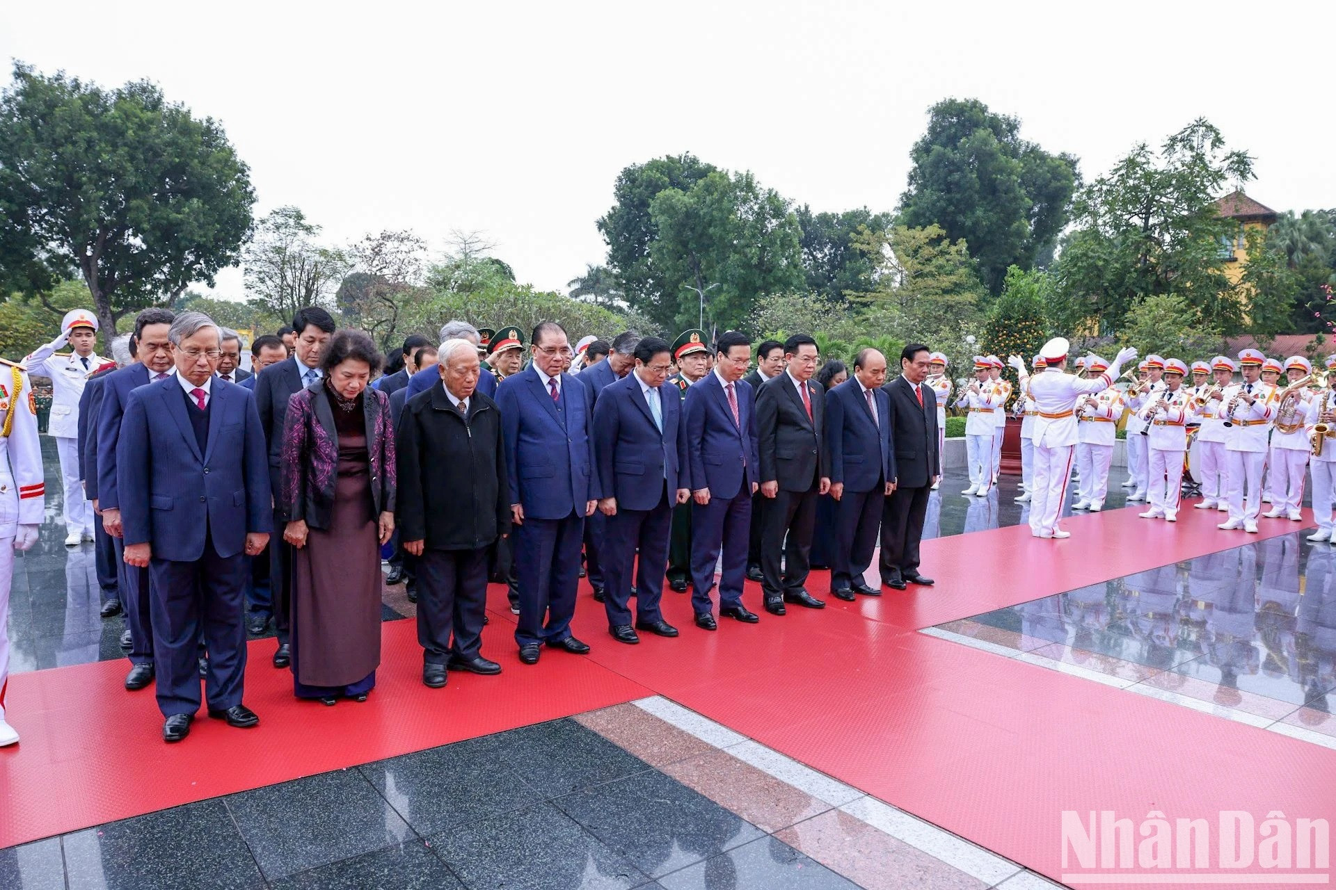 Dirigentes y exdirigentes del Partido y del Estado rinden tributo a los caídos.