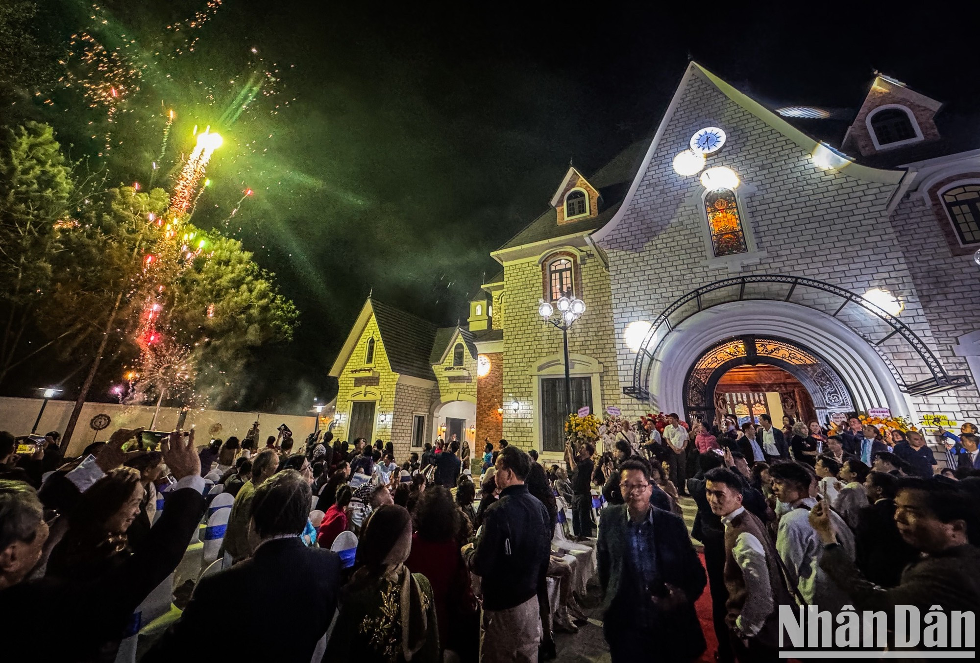 Abierto el 15 de marzo en el Campamento de Da Vinci, en la comuna de Ba Vi del homónimo distrito, luego tras tres años de construcción, el museo proporciona un espacio de arte, cultura y creatividad representado por el vidrio coloreado.